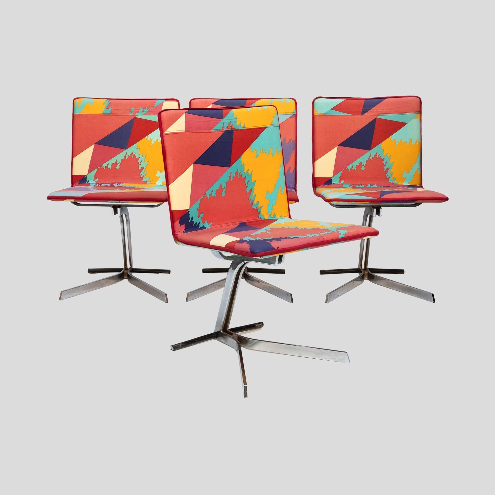 Mid-Century moderno Set di sedie da pranzo in tessuto Missoni con struttura in metallo cromato di Saporiti Italia in vendita