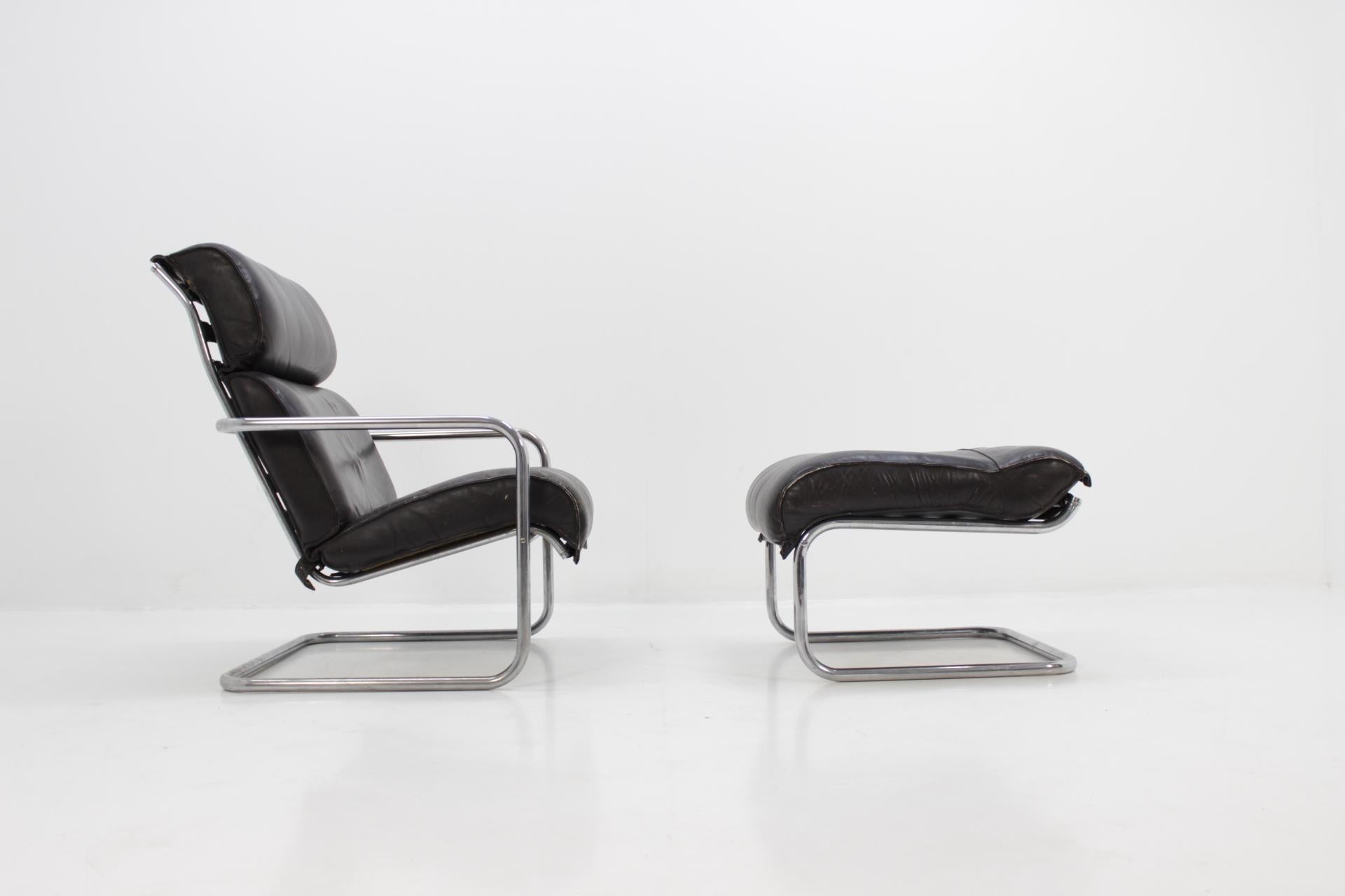 - 1950s
- Wahrscheinlich in der Tschechoslowakei hergestellt
- Hohe Qualität
- Sehr interessantes Design
- Nur wenige Stücke produziert
- Leder mit Patina, Sitzteil des Sessels repariert
- Maße des Hockers: 60 x 43 x 62 cm
JR