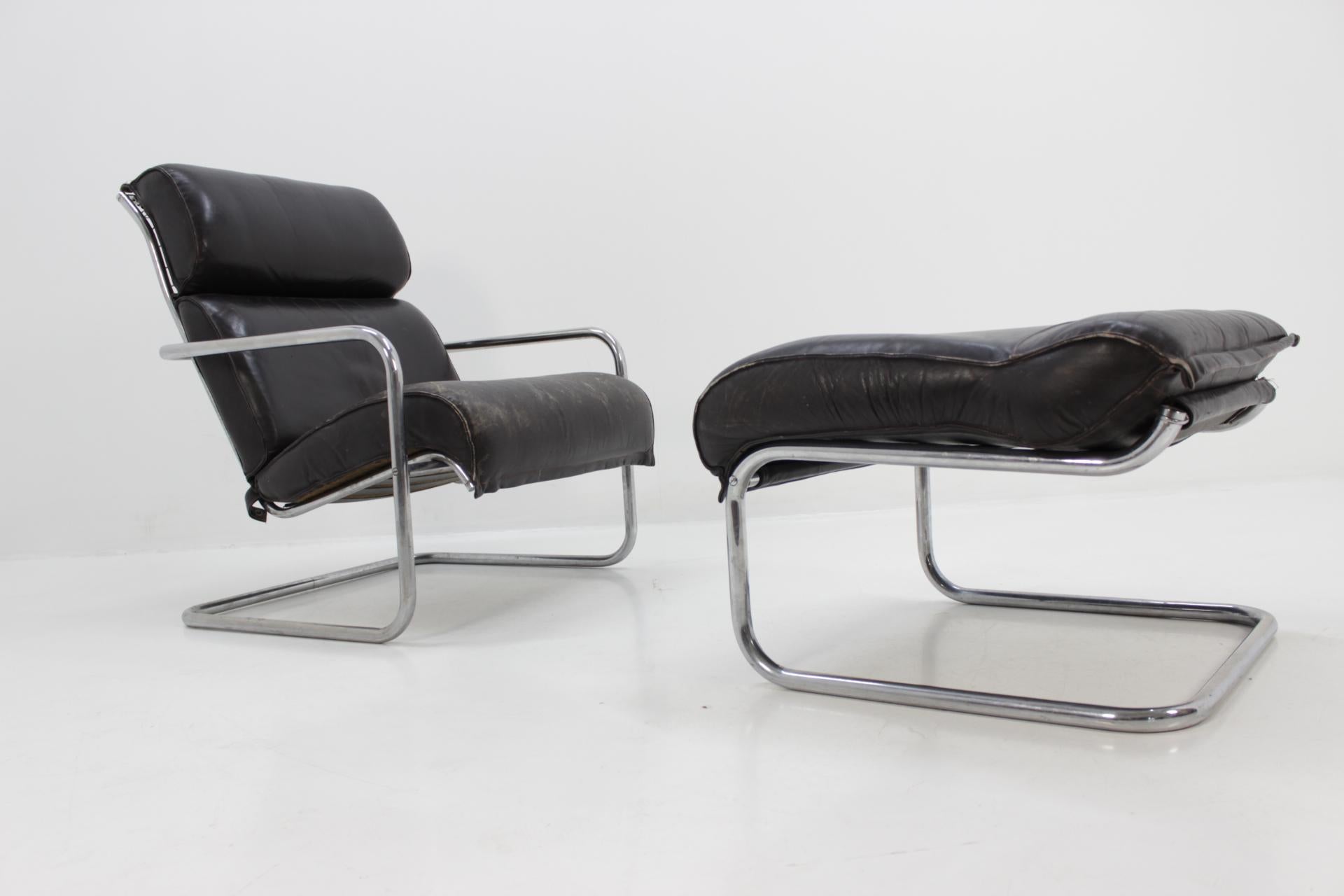 Set of chrome tubular Leather Design Lounge Chair and Footstool -1950s (Moderne der Mitte des Jahrhunderts) im Angebot