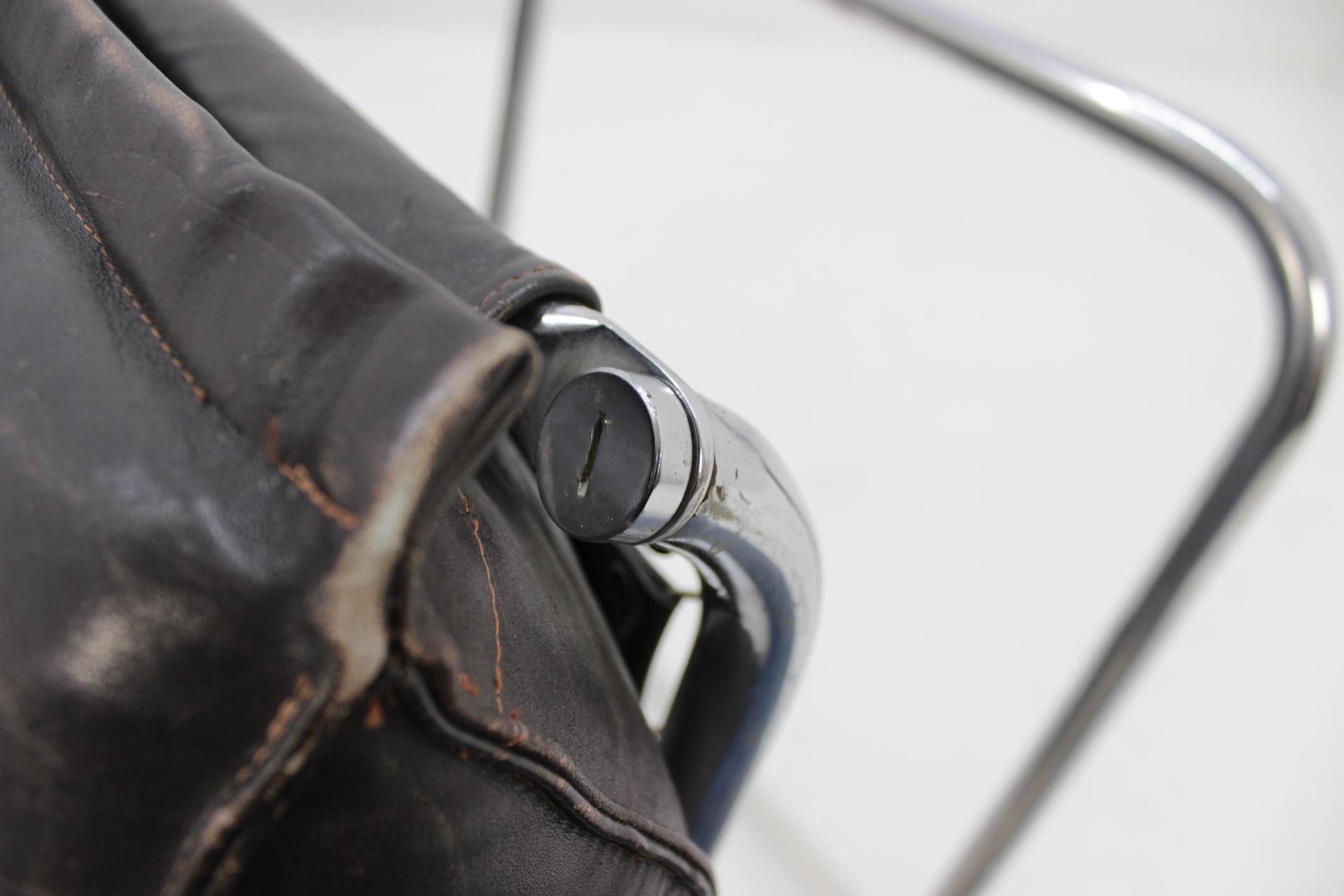 Set of chrome tubular Leather Design Lounge Chair and Footstool -1950s im Zustand „Gut“ im Angebot in Praha, CZ