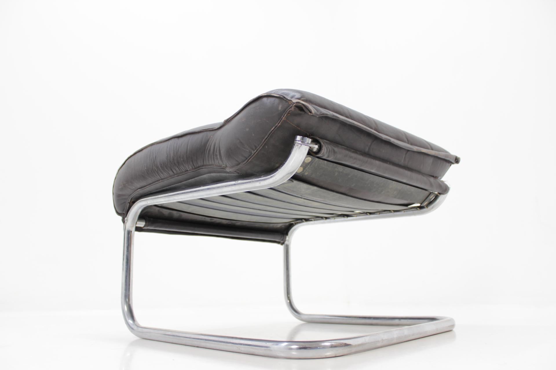 Set of chrome tubular Leather Design Lounge Chair and Footstool -1950s (Stahl) im Angebot