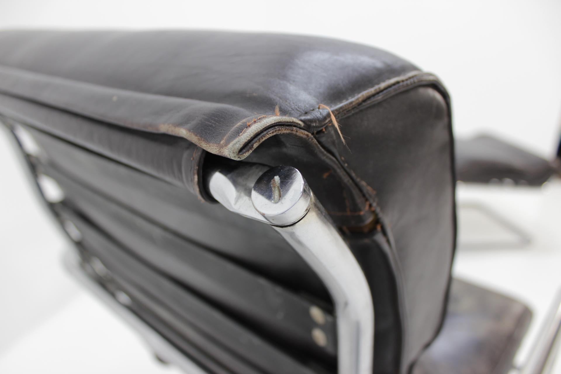 Set of chrome tubular Leather Design Lounge Chair and Footstool -1950s im Angebot 1