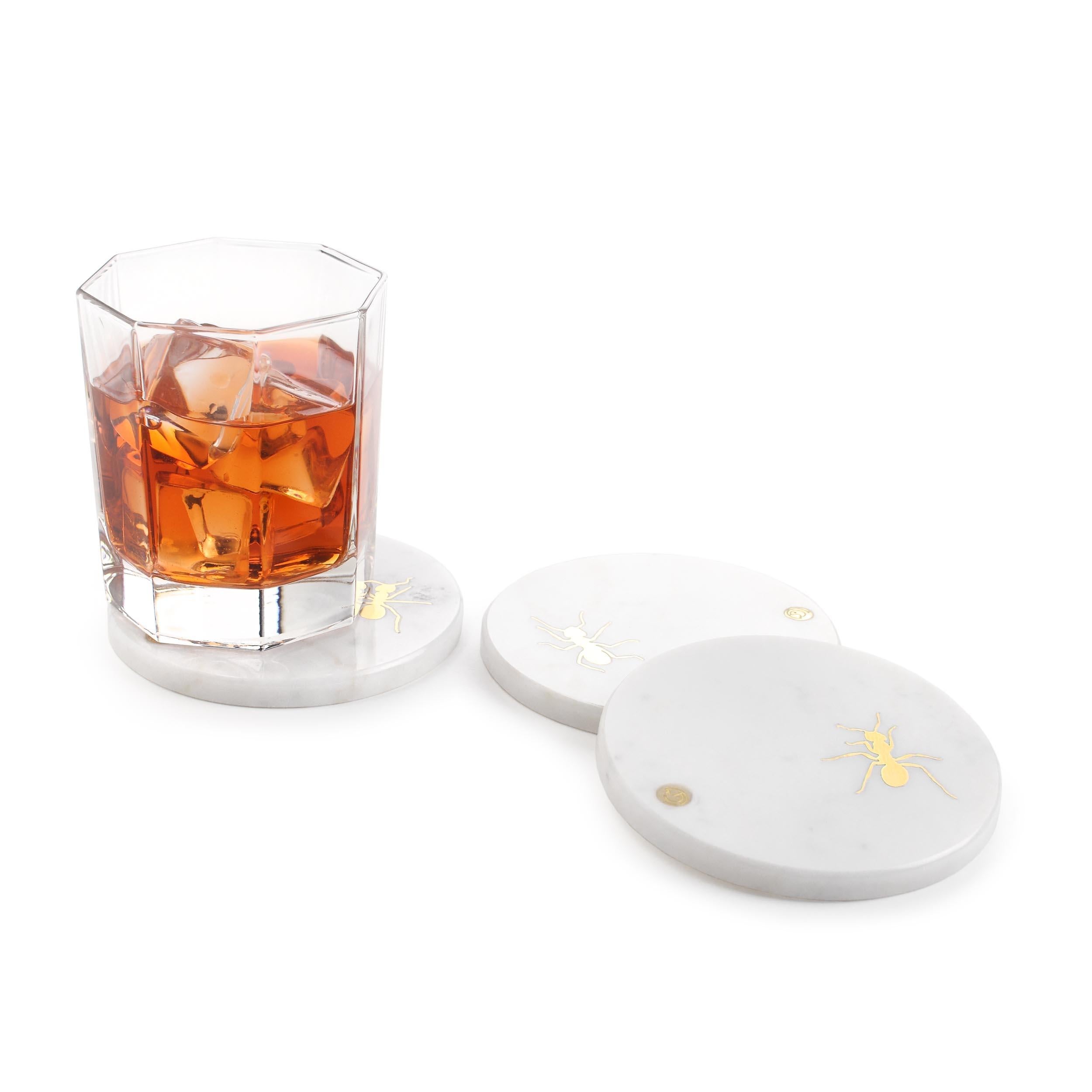 Set of 4 coasters in white Carrara marble with  brushed brass inlay.
Thanks to their shape and size they can be used as exclusive presentation plates for finger food.

Dimensions: D 10 H 0.8 cm. 
Also available: Square: L 10 W 10 H 0.8 cm
Available