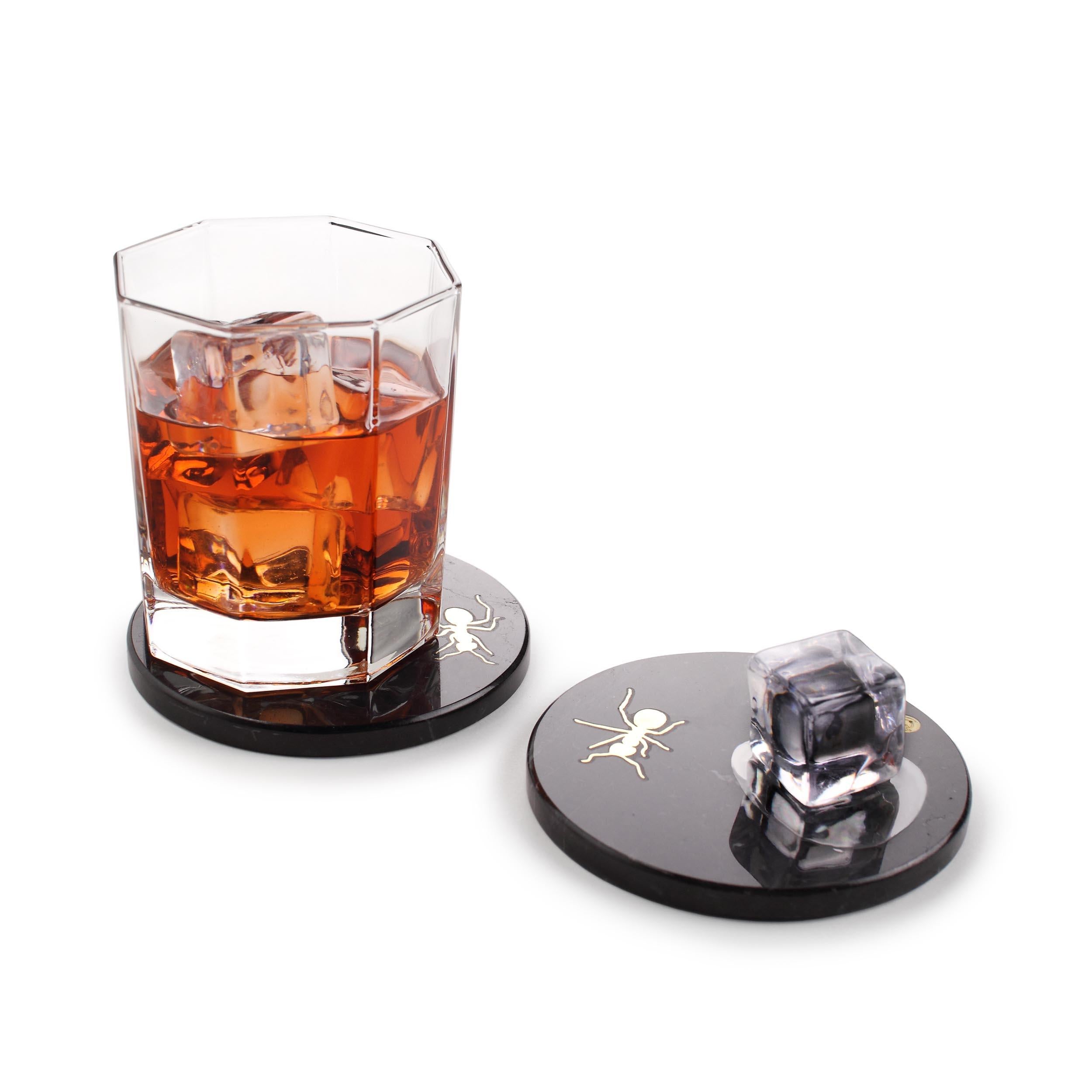 Jeu de 4 sous-verres en marbre Marquina avec incrustation en laiton brossé.
Grâce à leur forme et à leur taille, elles peuvent être utilisées comme assiettes de présentation exclusives pour les aliments à manger avec les doigts.

Dimensions : D 10,