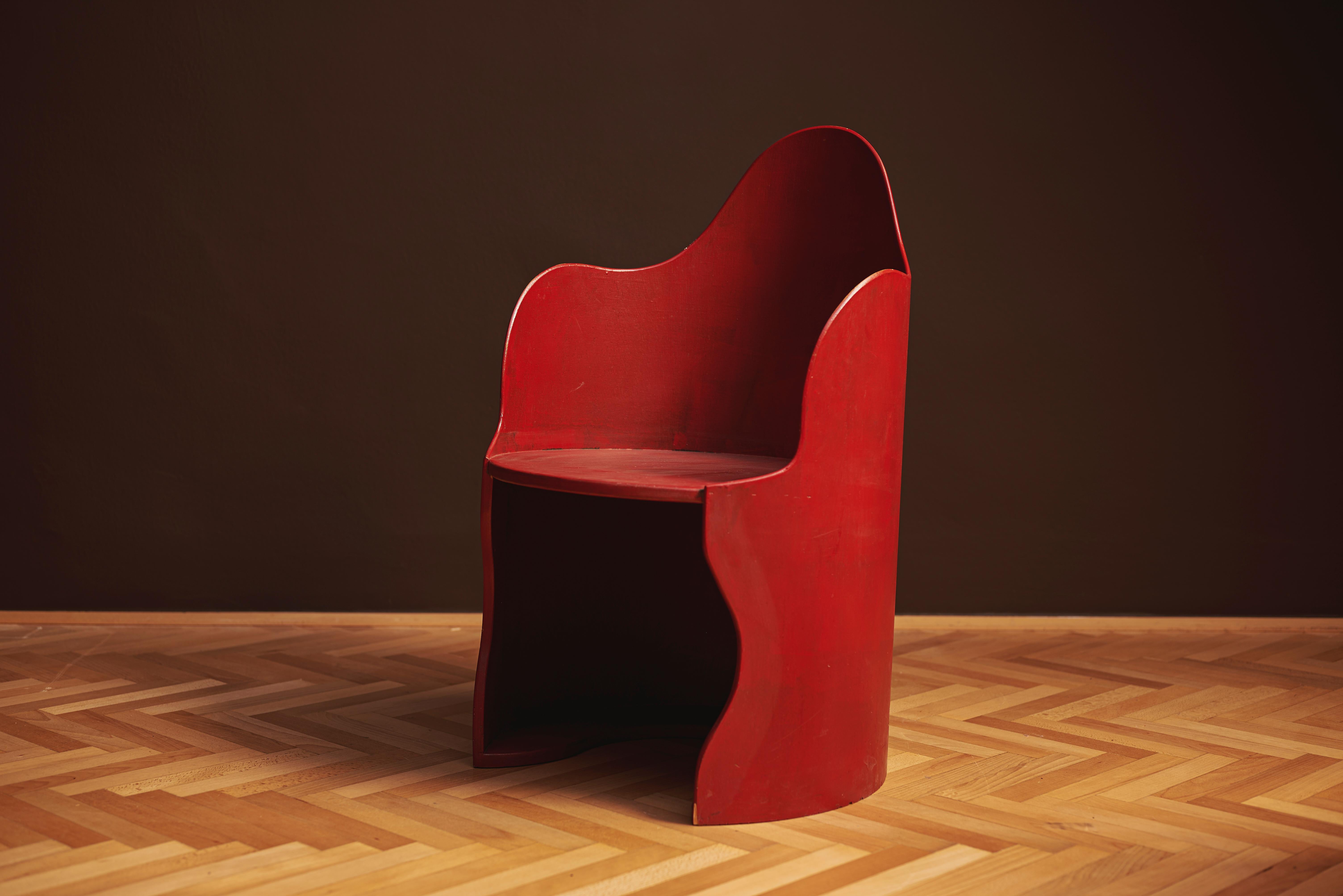 Conjunto de sillas Club a medida de Boris Broschardt para Kabarett Niedermair, Viena, 2008
4 sillas disponibles en total, 4 cojines adicionales disponibles bajo pedido.

Encargo para el interior del 