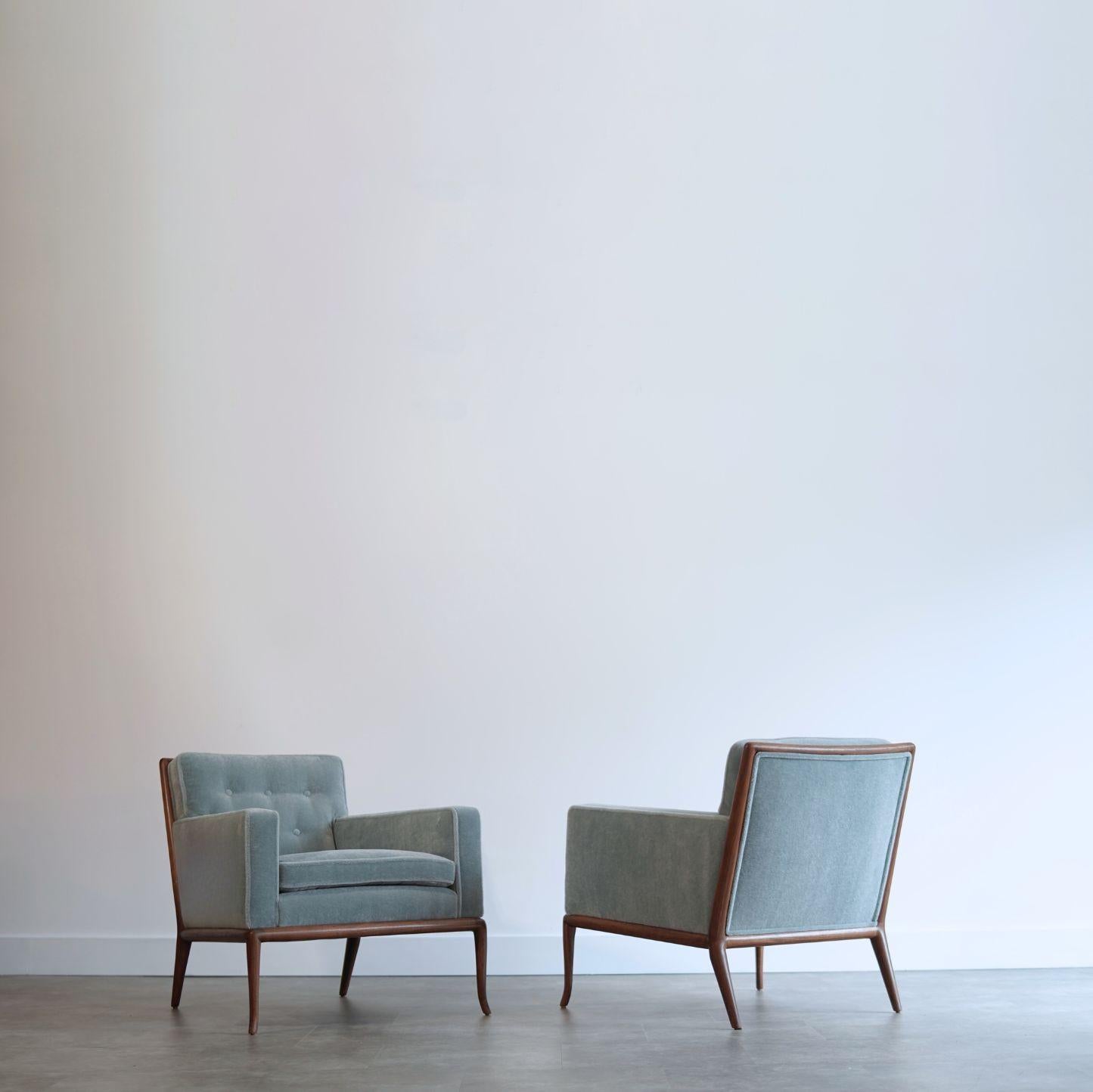 Ce superbe ensemble de chaises longues, conçu à l'origine par AT&T. Robsjohn-Gibbings, dans les années 1950, est d'une sophistication intemporelle. Dotées d'un cadre en noyer apparent et d'élégants pieds en forme de sabre, les chaises ont été