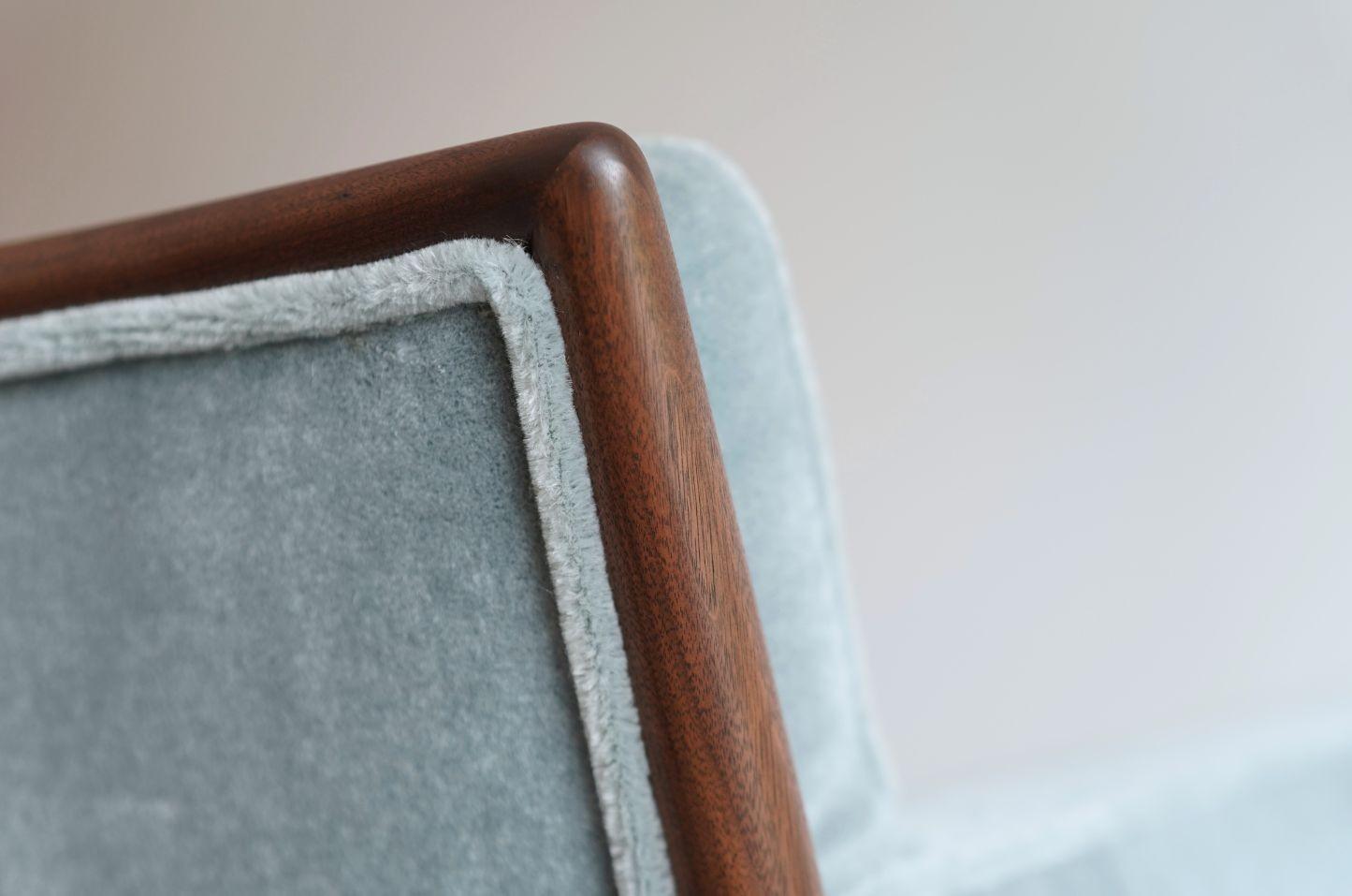 20ième siècle Ensemble de fauteuils club de T.H. Robsjohn-Gibbings pour Widdicomb en Mohair, C.C. années 1950 en vente