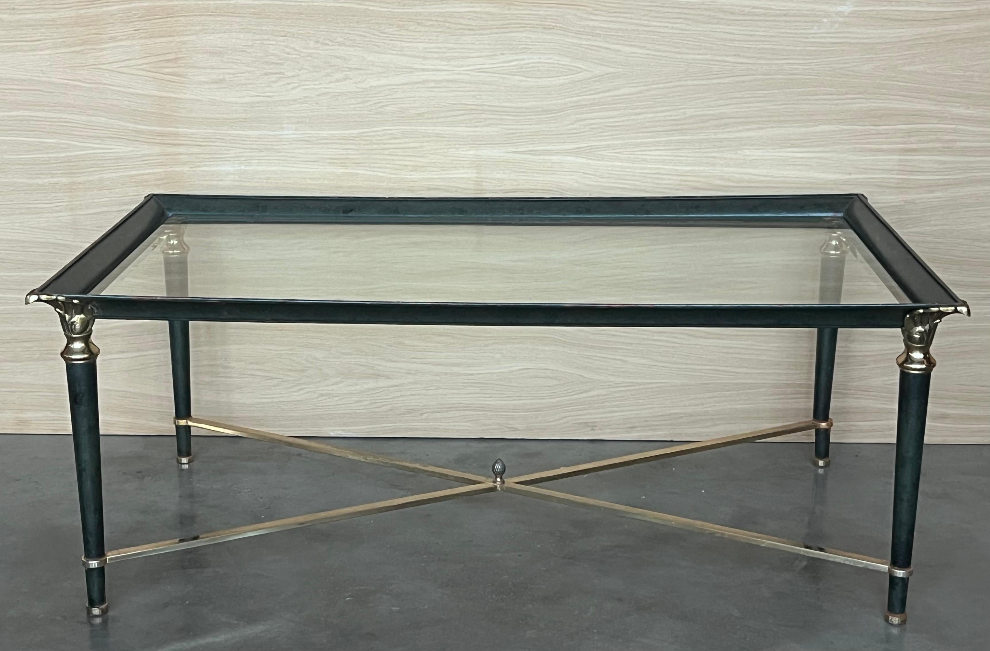 Ensemble de tables basses en fer vert avec détails en bronze et laiton en vente 4