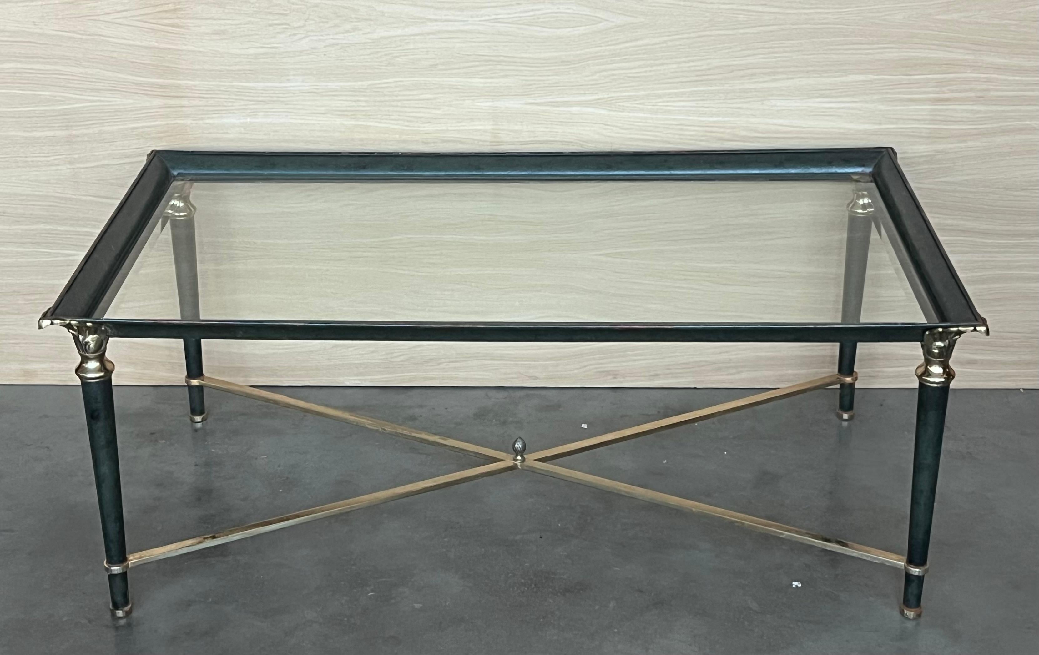 Ensemble de tables basses en fer vert avec détails en bronze et laiton en vente 5