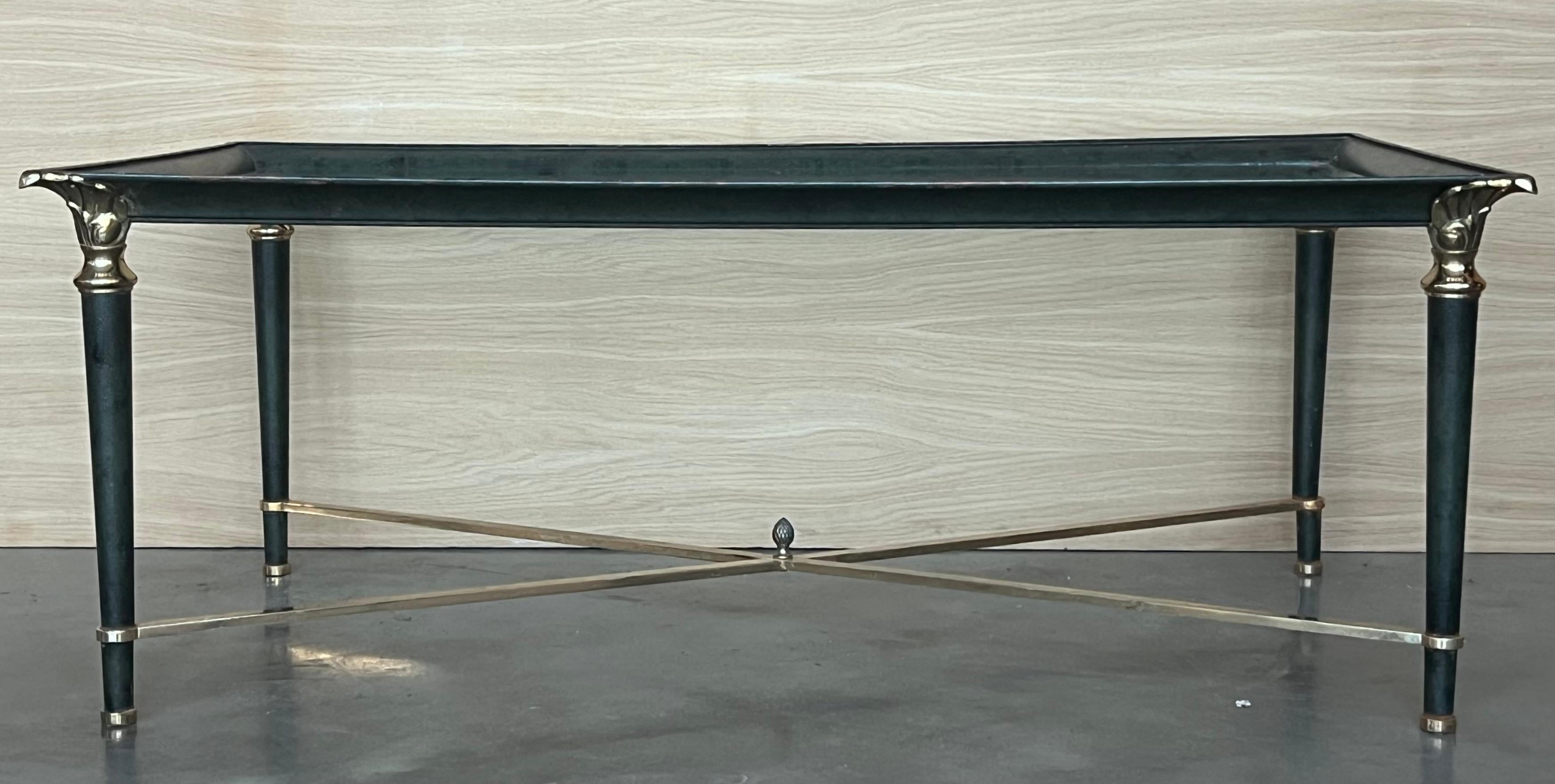 Ensemble de tables basses en fer vert avec détails en bronze et laiton en vente 6