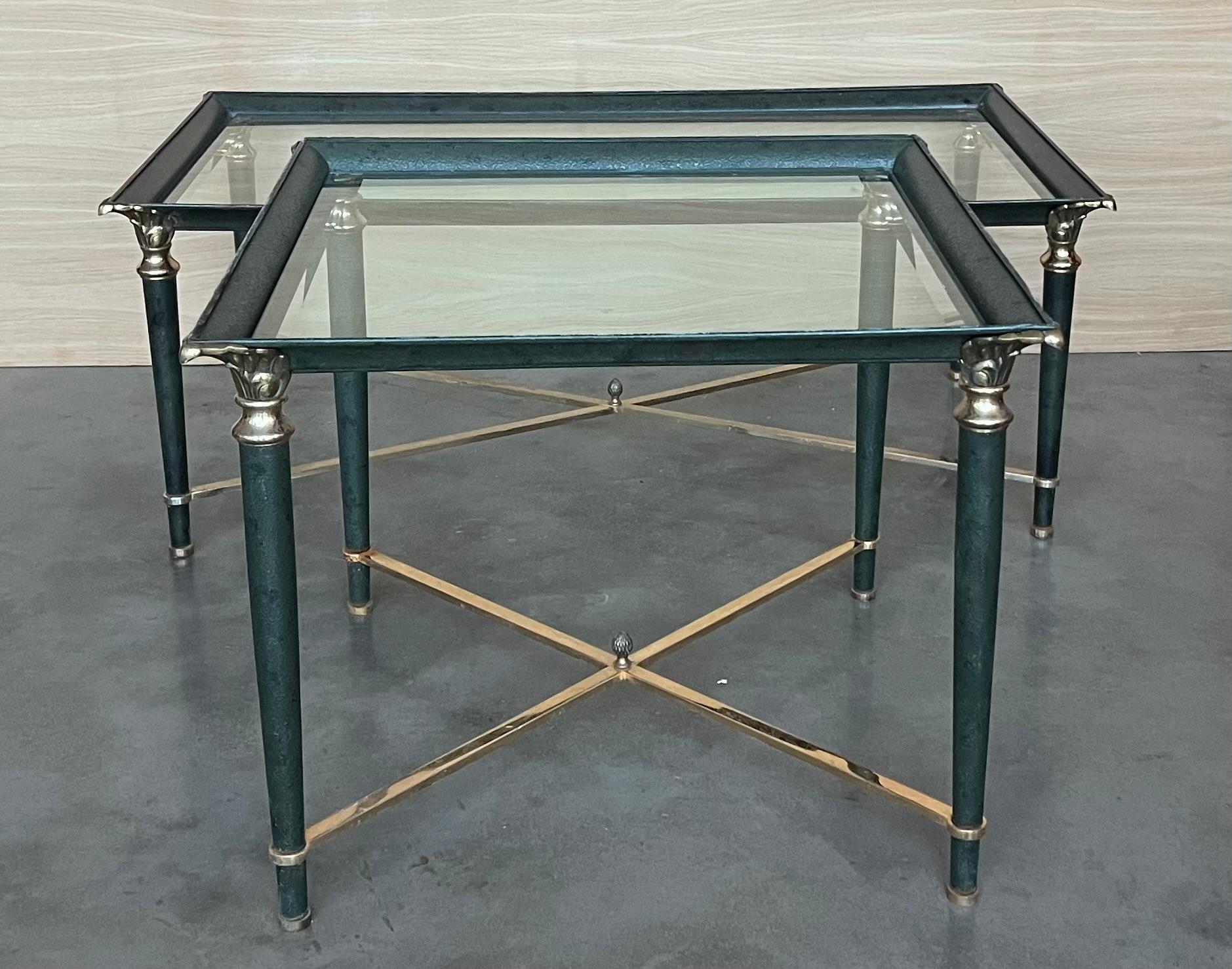 Ensemble de tables basses en fer vert avec détails en bronze et laiton 
Belles tables avec cadre biseauté et plateau en verre incrusté. La table a un châssis en laiton avec un décor d'ananas.

Table rectangulaire : Hauteur : 18.31 in Largeur : 47.84