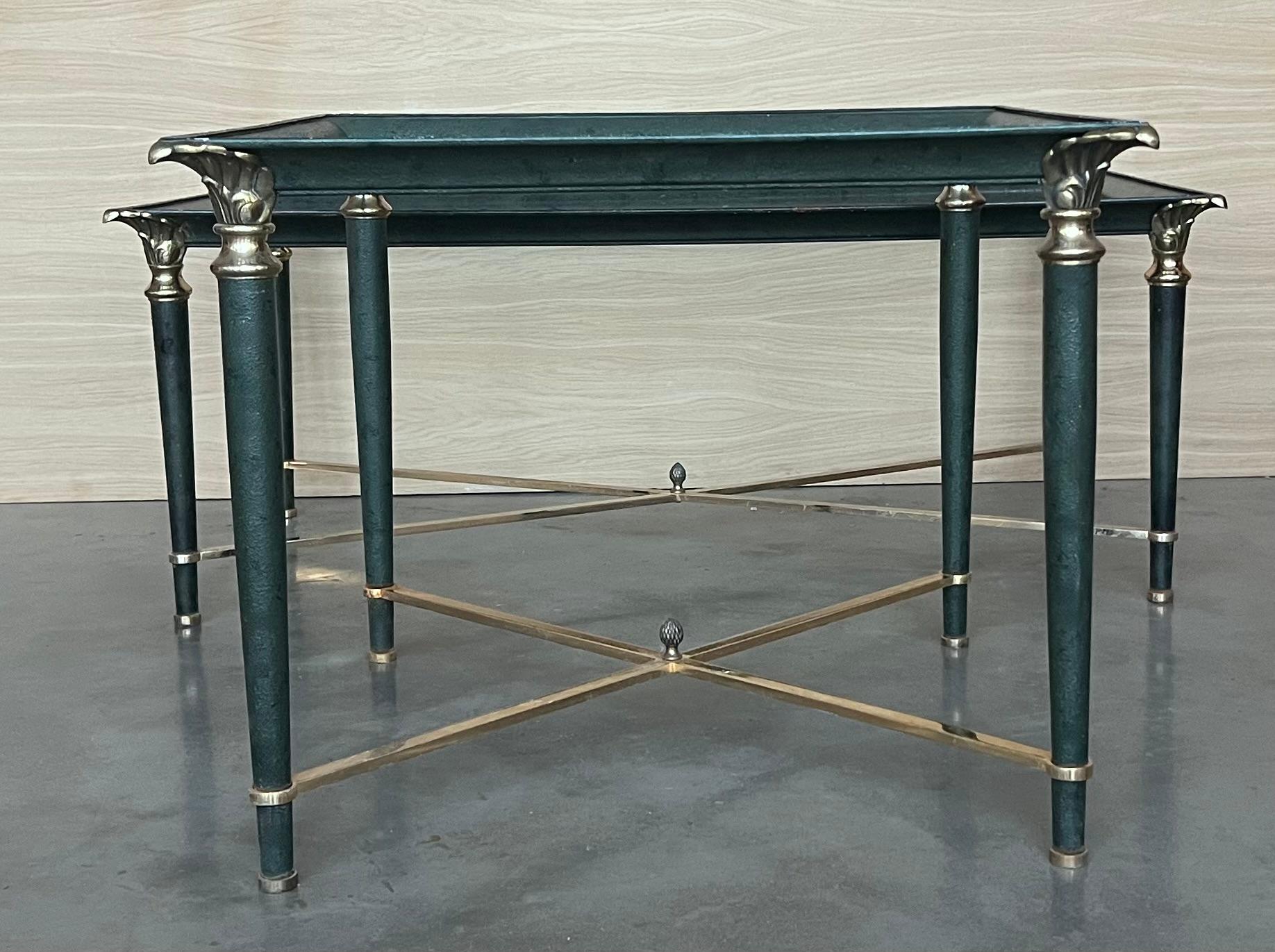 Mid-Century Modern Ensemble de tables basses en fer vert avec détails en bronze et laiton en vente