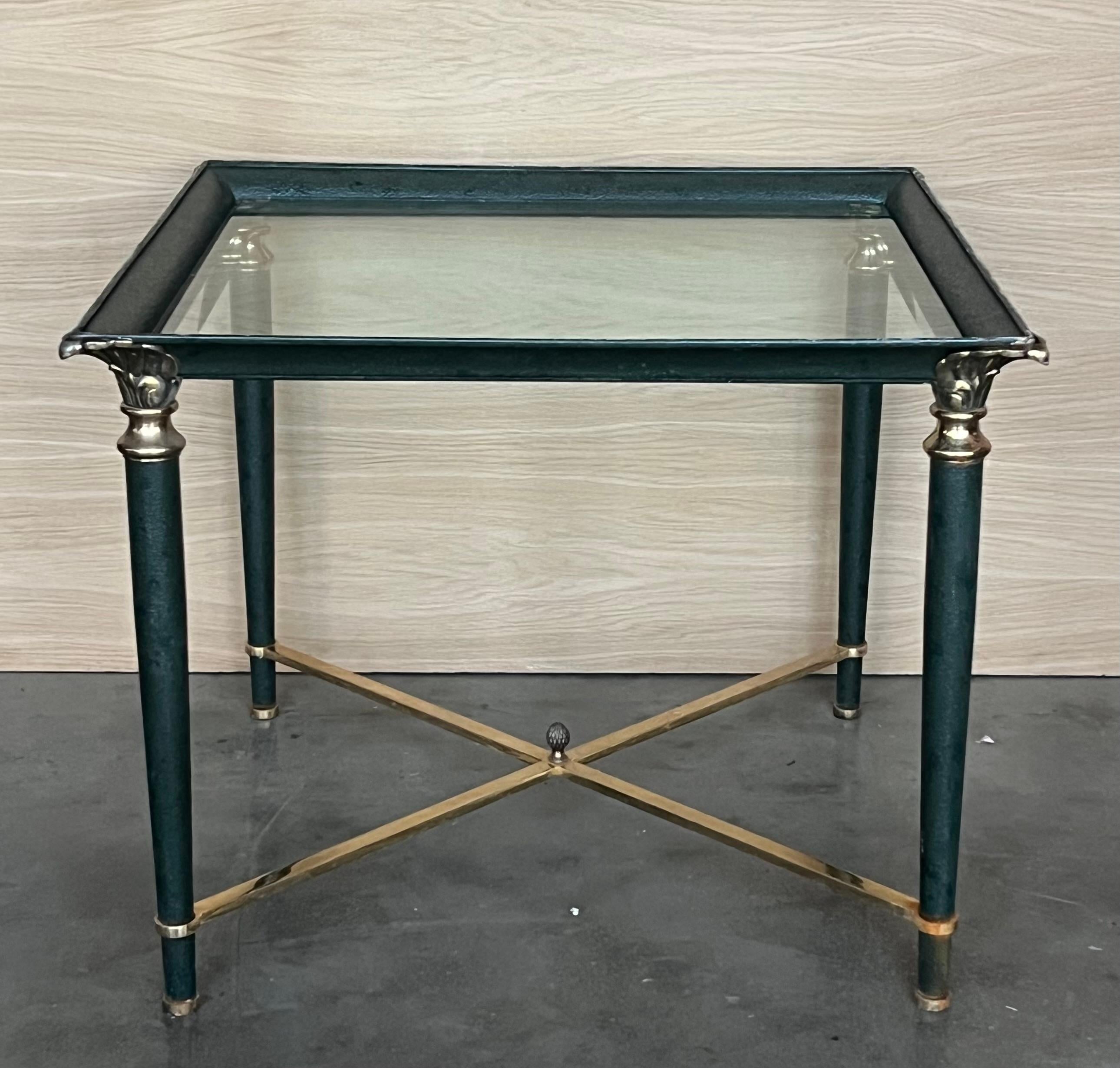Ensemble de tables basses en fer vert avec détails en bronze et laiton Bon état - En vente à Miami, FL