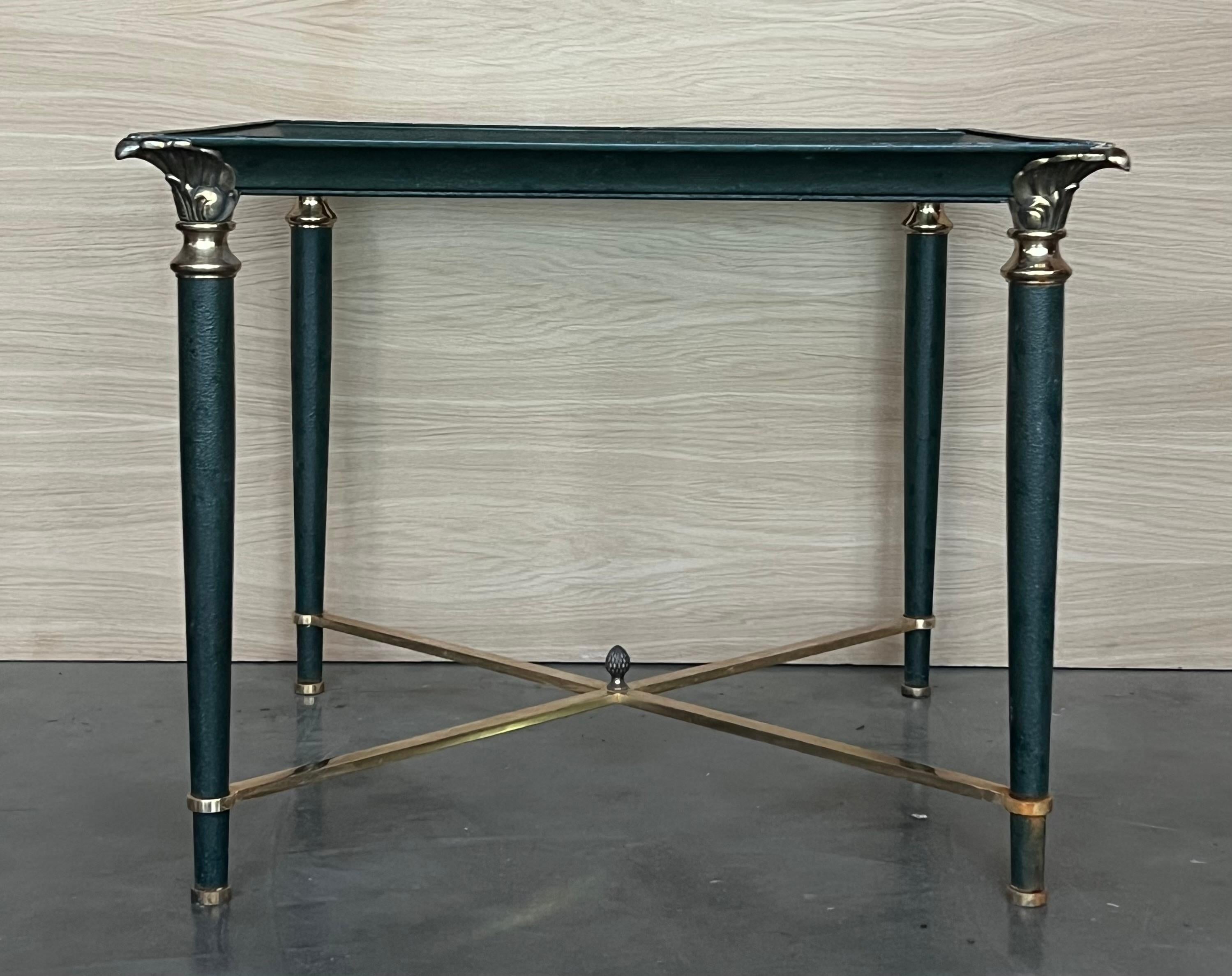 20ième siècle Ensemble de tables basses en fer vert avec détails en bronze et laiton en vente