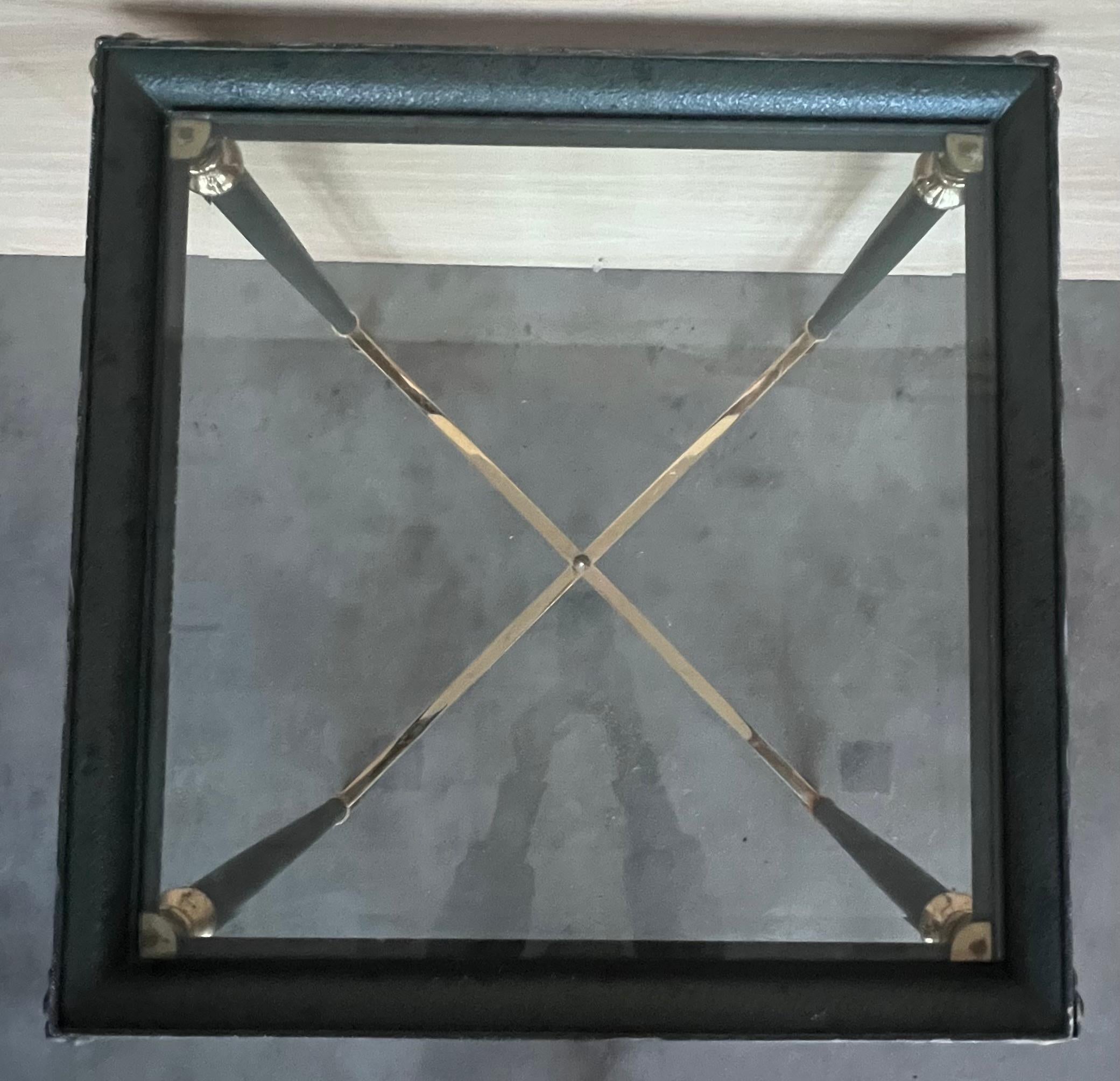 Ensemble de tables basses en fer vert avec détails en bronze et laiton en vente 1