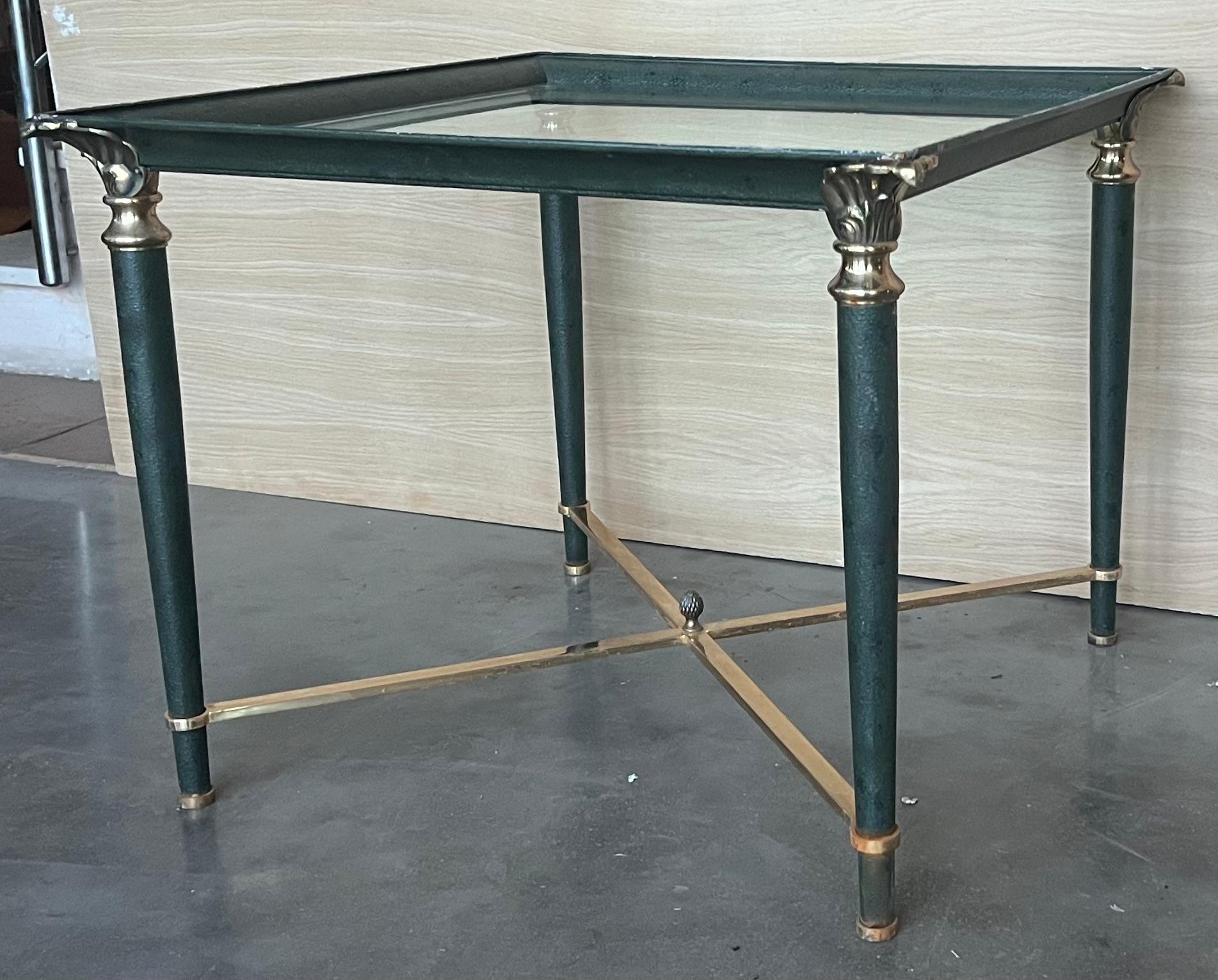 Ensemble de tables basses en fer vert avec détails en bronze et laiton en vente 2