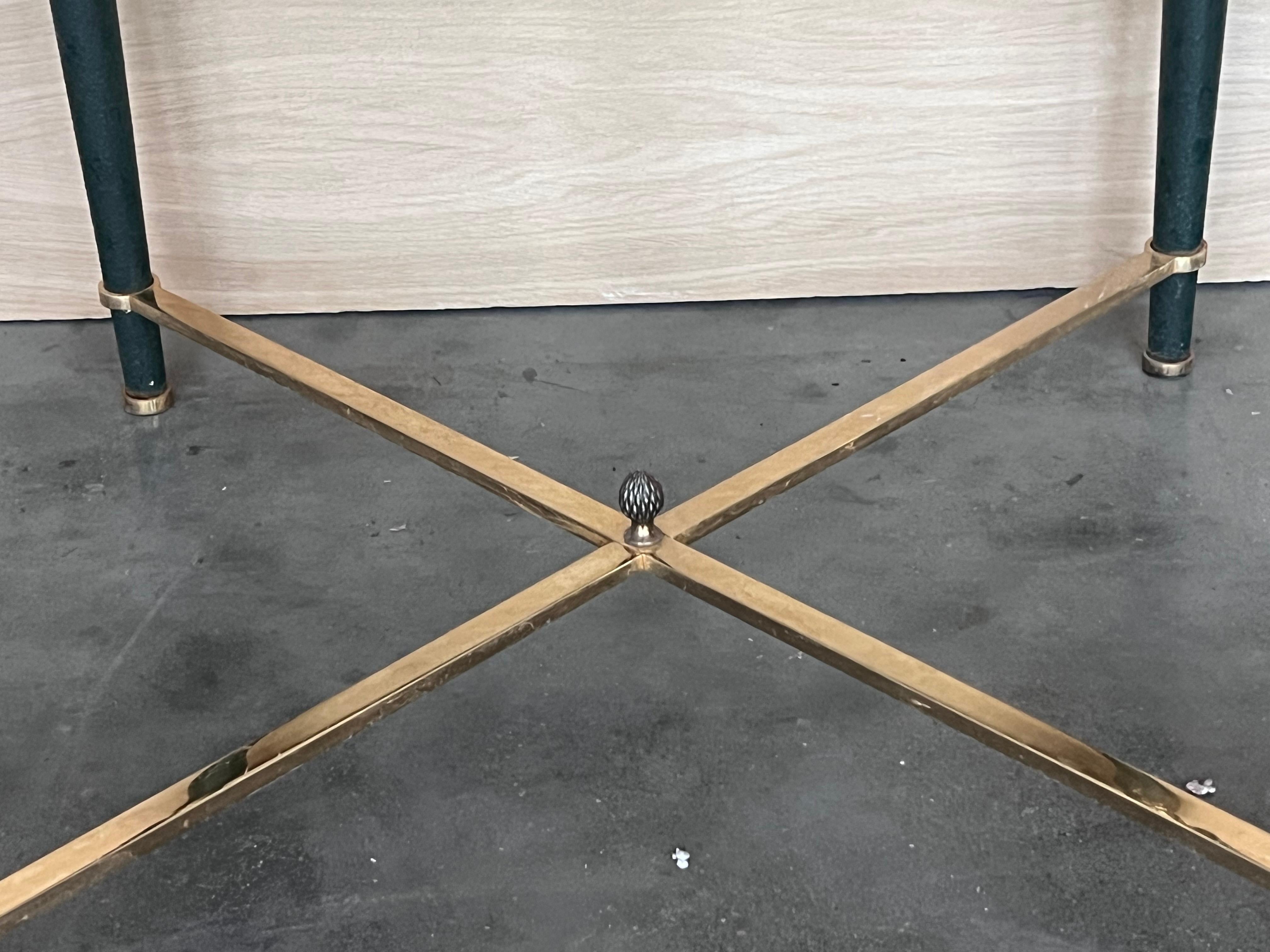Ensemble de tables basses en fer vert avec détails en bronze et laiton en vente 3