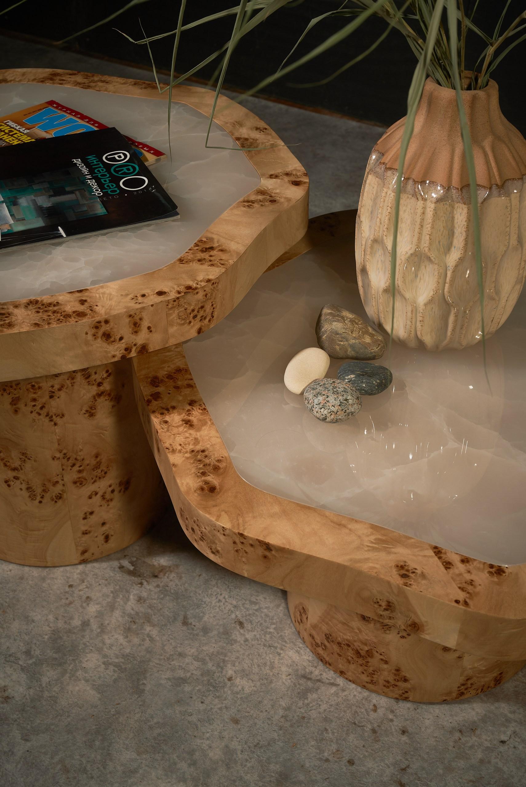 Organique Ensemble de tables basses en placage de ronce de peuplier et onyx poli en vente