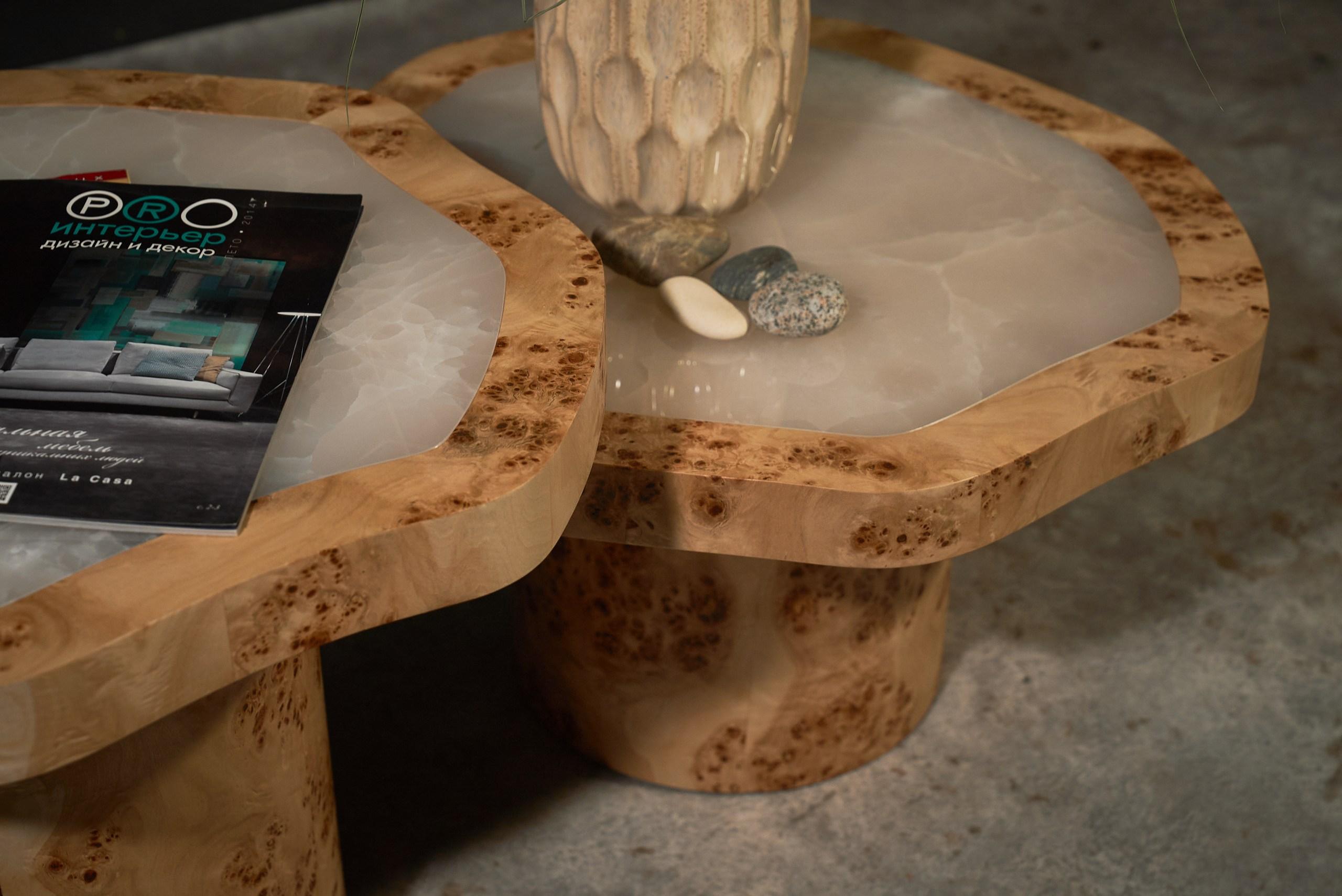 Moldave Ensemble de tables basses en placage de ronce de peuplier et onyx poli en vente
