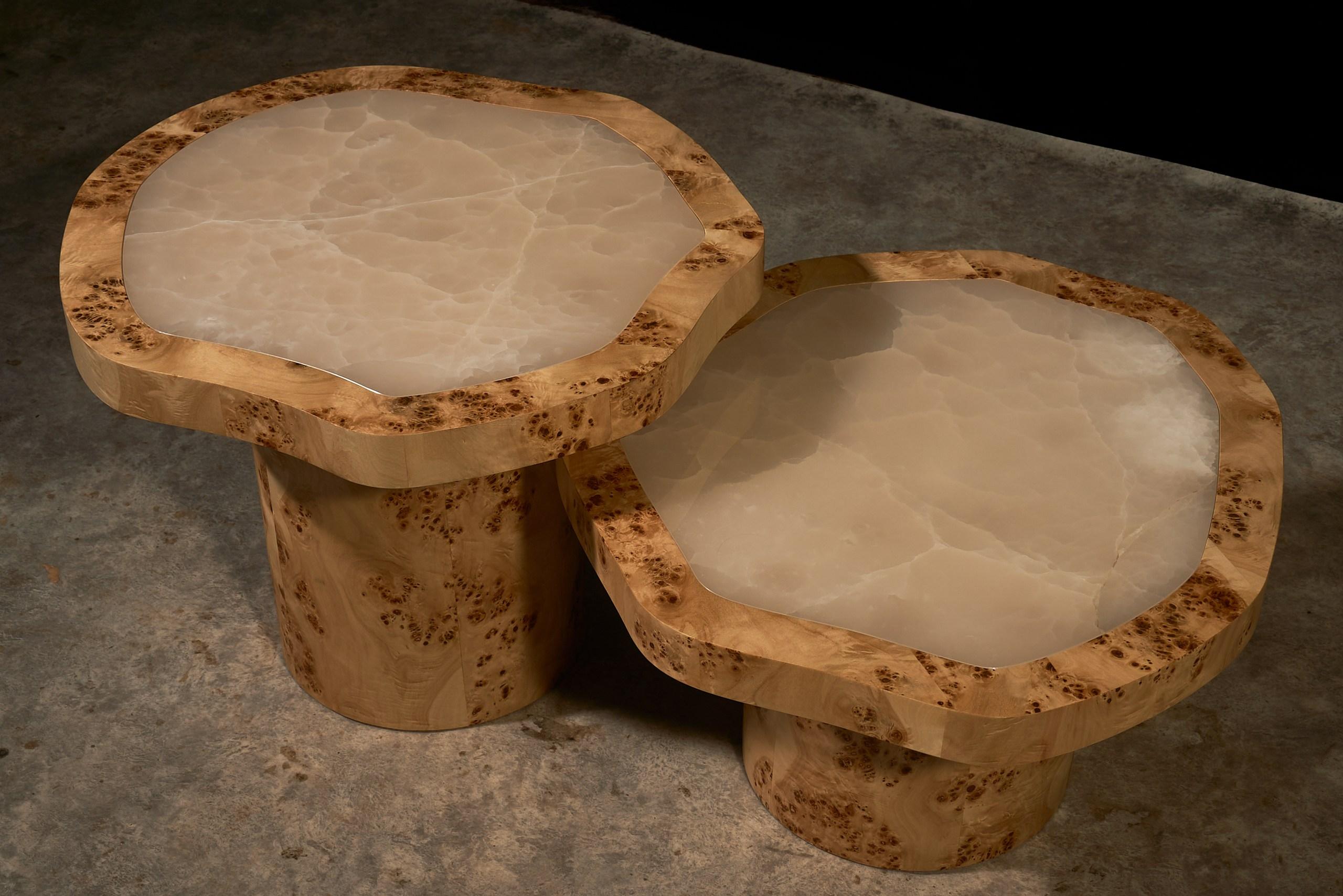 XXIe siècle et contemporain Ensemble de tables basses en placage de ronce de peuplier et onyx poli en vente