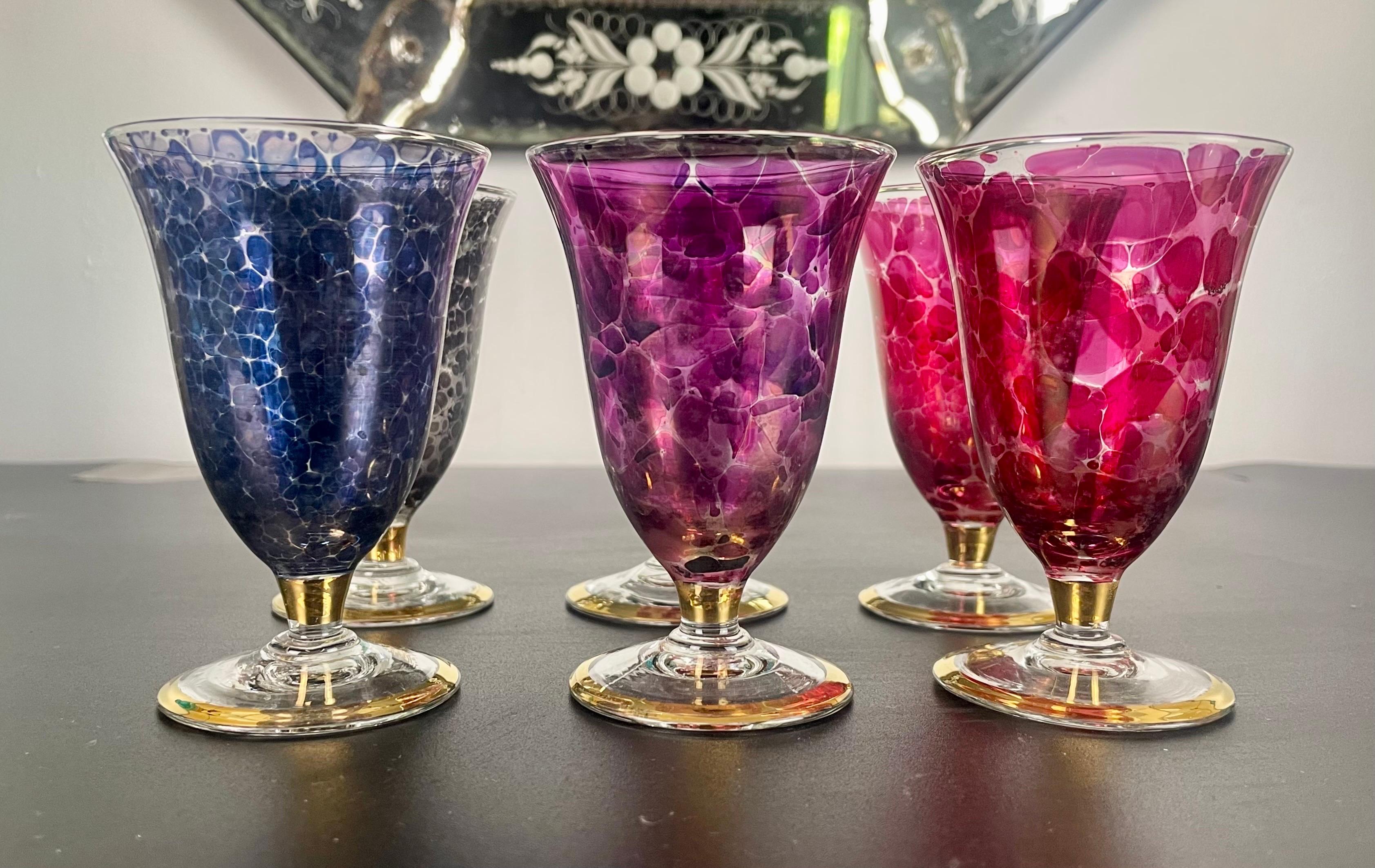 Très joli ensemble de 6 verres à pied colorés en verre soufflé moucheté de la période Art Déco, années 1930.

Ce travail est caractéristique des verreries de Clichy Pantin Legras, Sèvres et Fenton au début du 20e siècle.

Les couleurs bleu, violet,