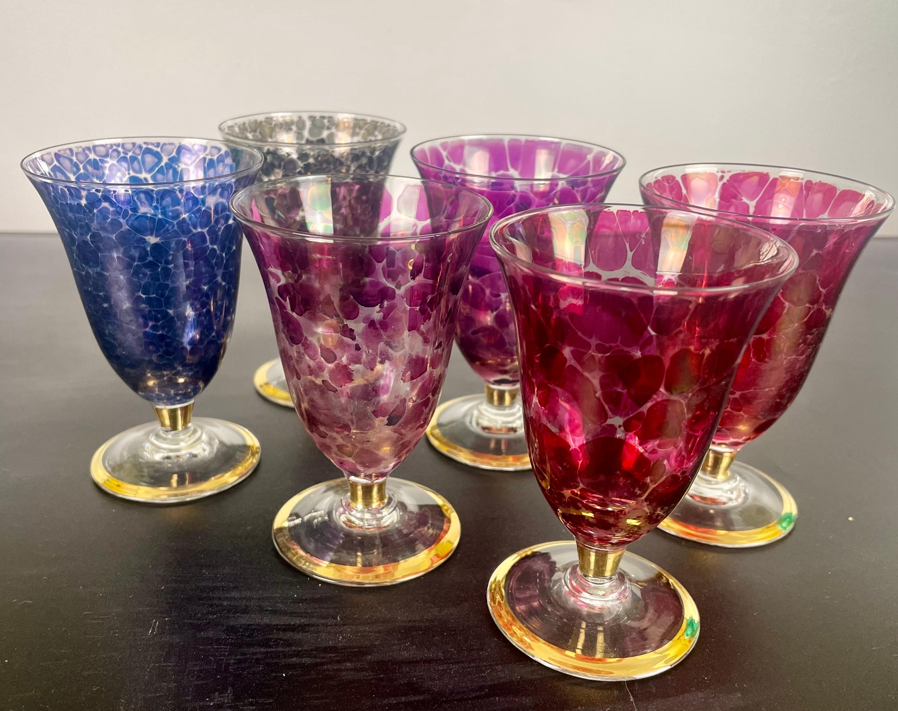 Verre Ensemble de verres à pied colorés en verre soufflé moucheté - 1930's Art Deco - France en vente