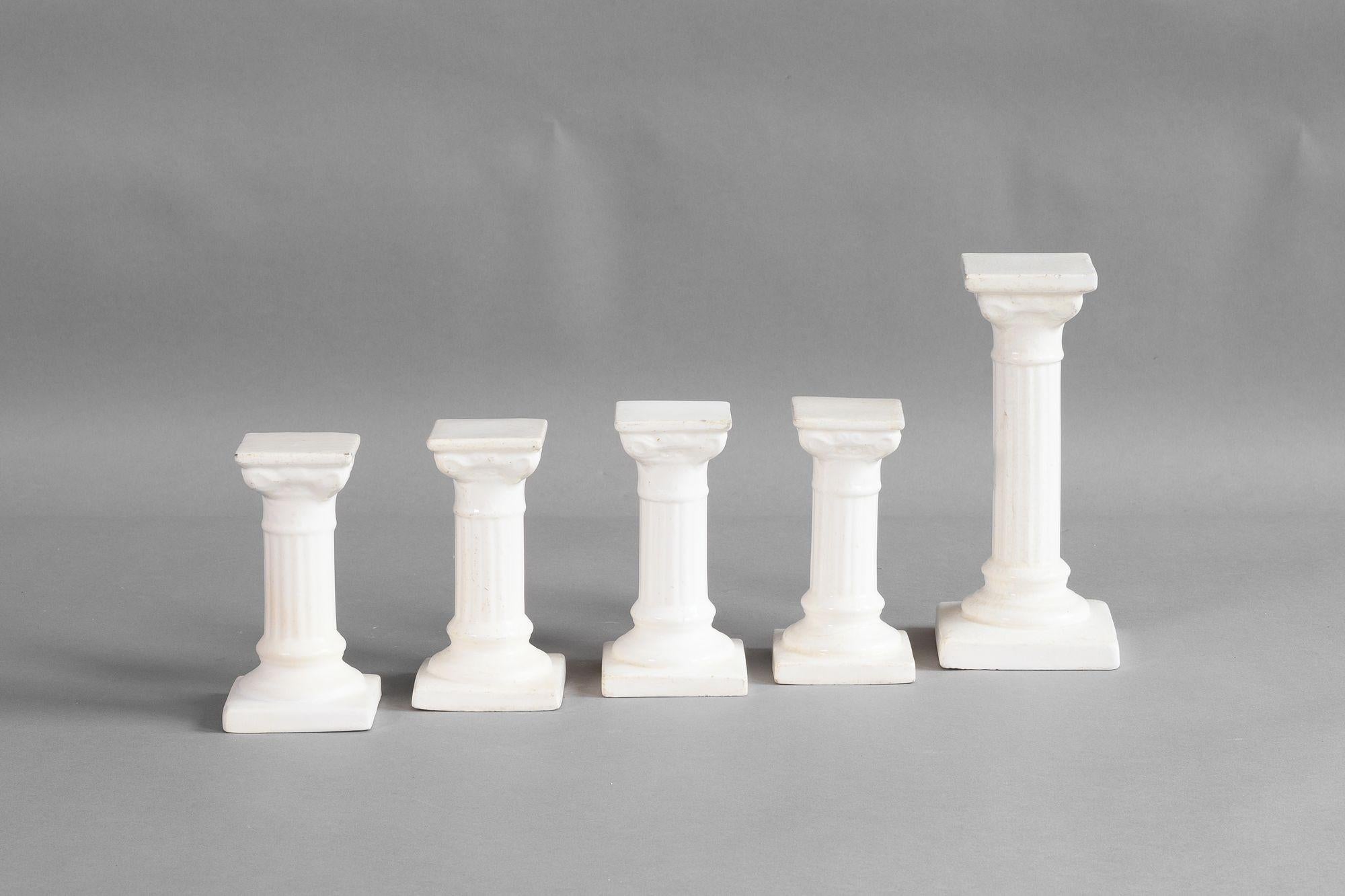 Set of porcelain display columns.
Circa 1930.
H 13/19cm x W 7/8cm x D 7/8cm