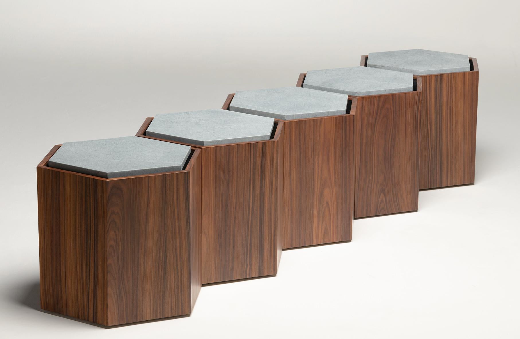 Moderne Ensemble de tables d'appoint ou de tabouret modulaires contemporains en bois et en pierre.  en vente
