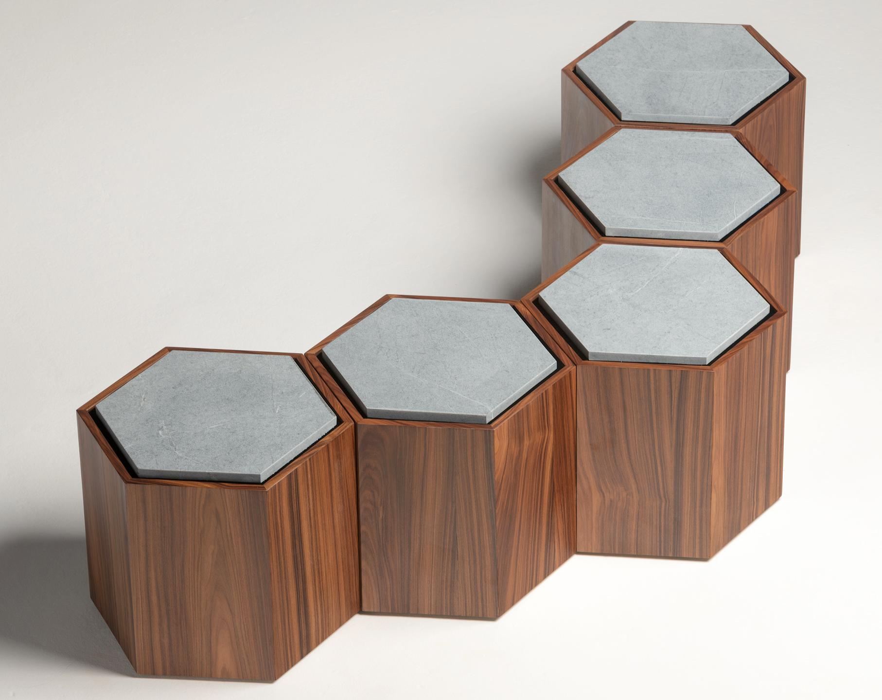 Laminé Ensemble de tables d'appoint ou de tabouret modulaires contemporains en bois et en pierre.  en vente