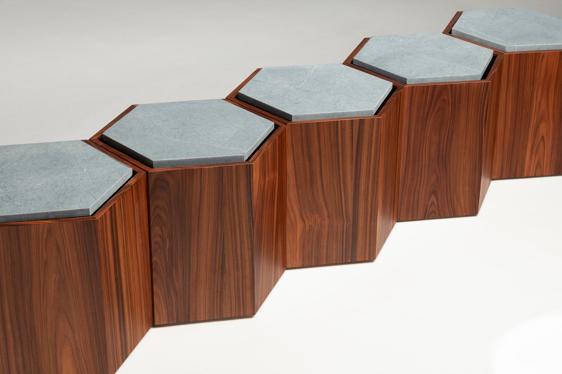 Zeitgenössischer modularer Beistell- oder Mitteltisch (oder Hocker) aus Holz und Stein.  (Brasilianisch) im Angebot