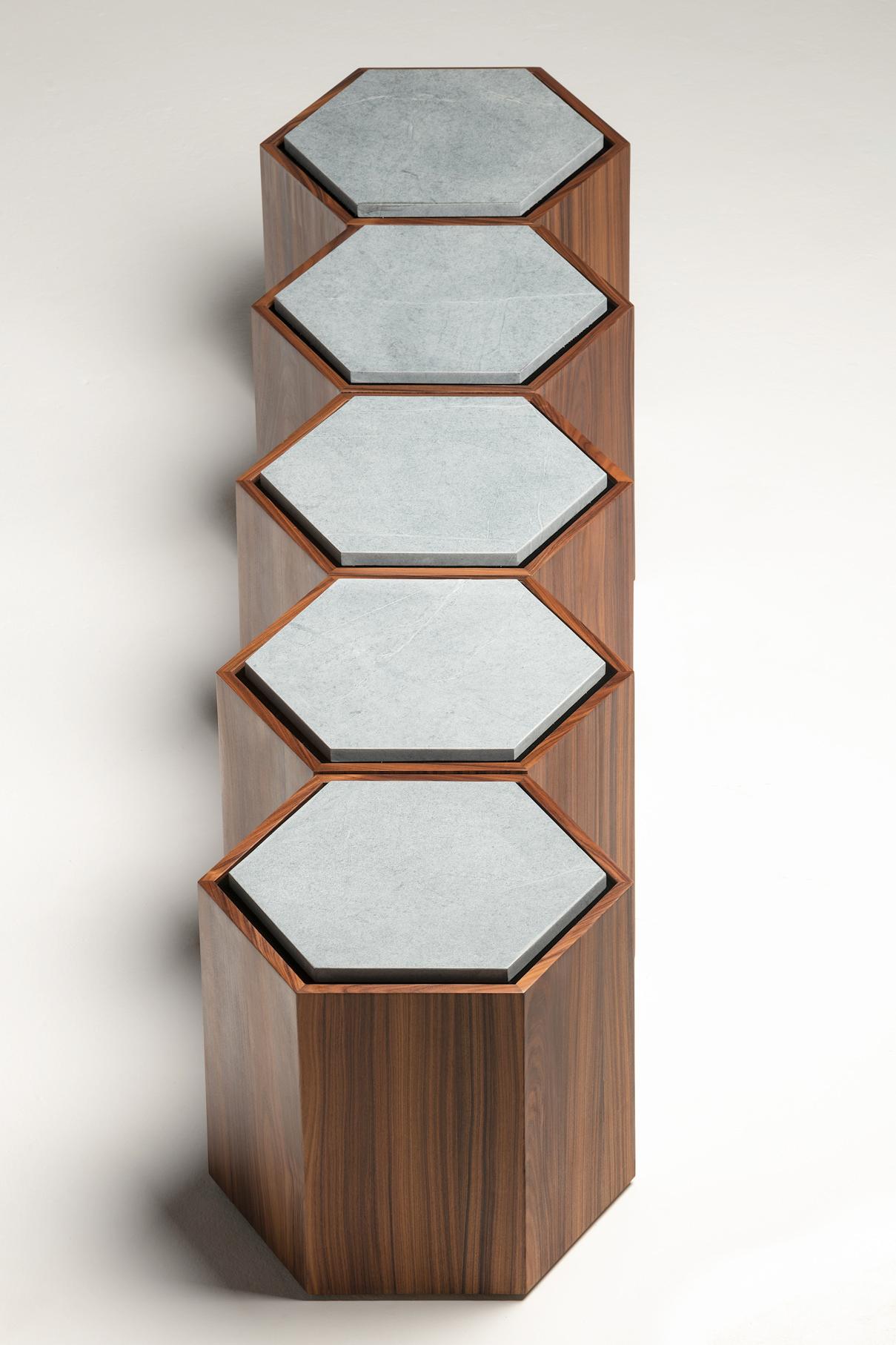Zeitgenössischer modularer Beistell- oder Mitteltisch (oder Hocker) aus Holz und Stein.  (21. Jahrhundert und zeitgenössisch) im Angebot