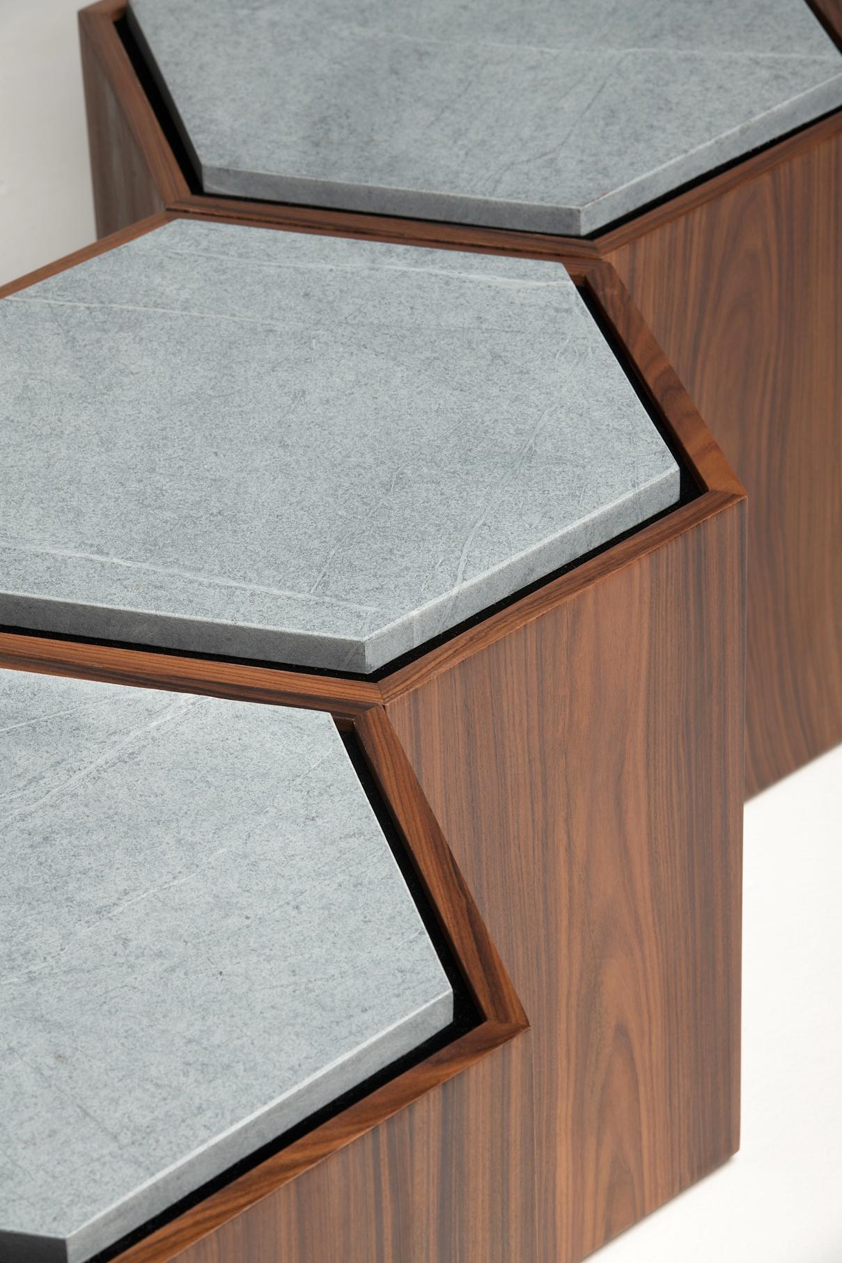 Zeitgenössischer modularer Beistell- oder Mitteltisch (oder Hocker) aus Holz und Stein.  im Angebot 2