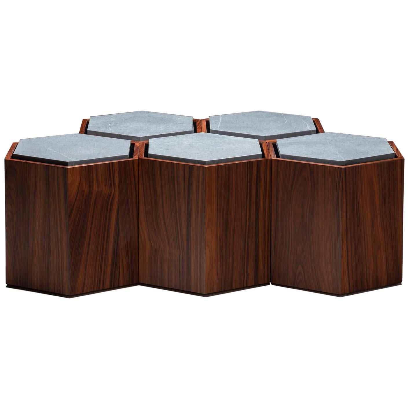 Ensemble de tables d'appoint ou de tabouret modulaires contemporains en bois et en pierre.