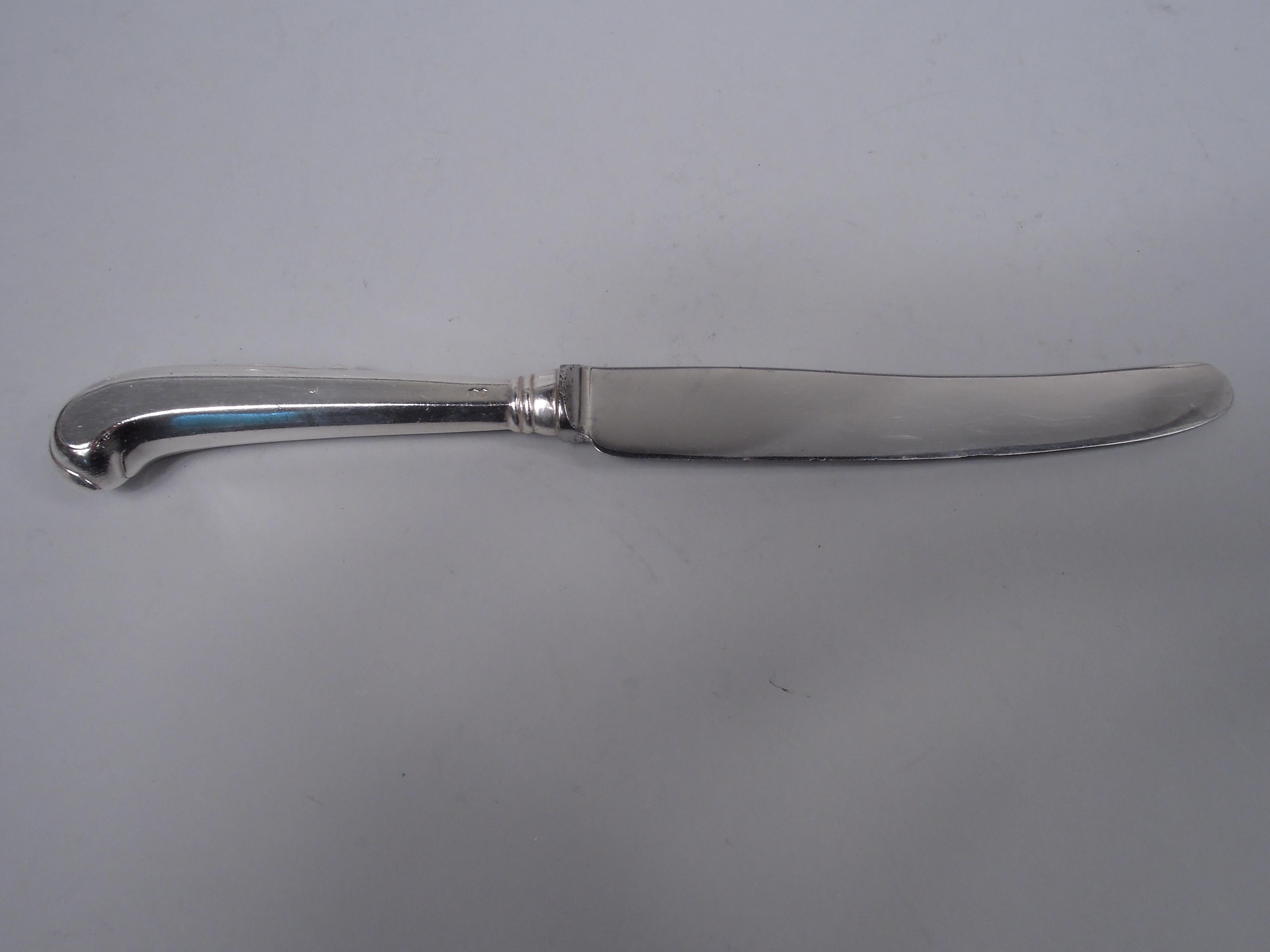 Juego de 12 cuchillos tradicionales ingleses de plata de ley con mango de pistola, compuesto por 6 de almuerzo y 6 de cena. Fabricado por Cooper Brothers & Sons Ltd en Sheffield. Cuchillas de acero inoxidable con sello del fabricante. Asas