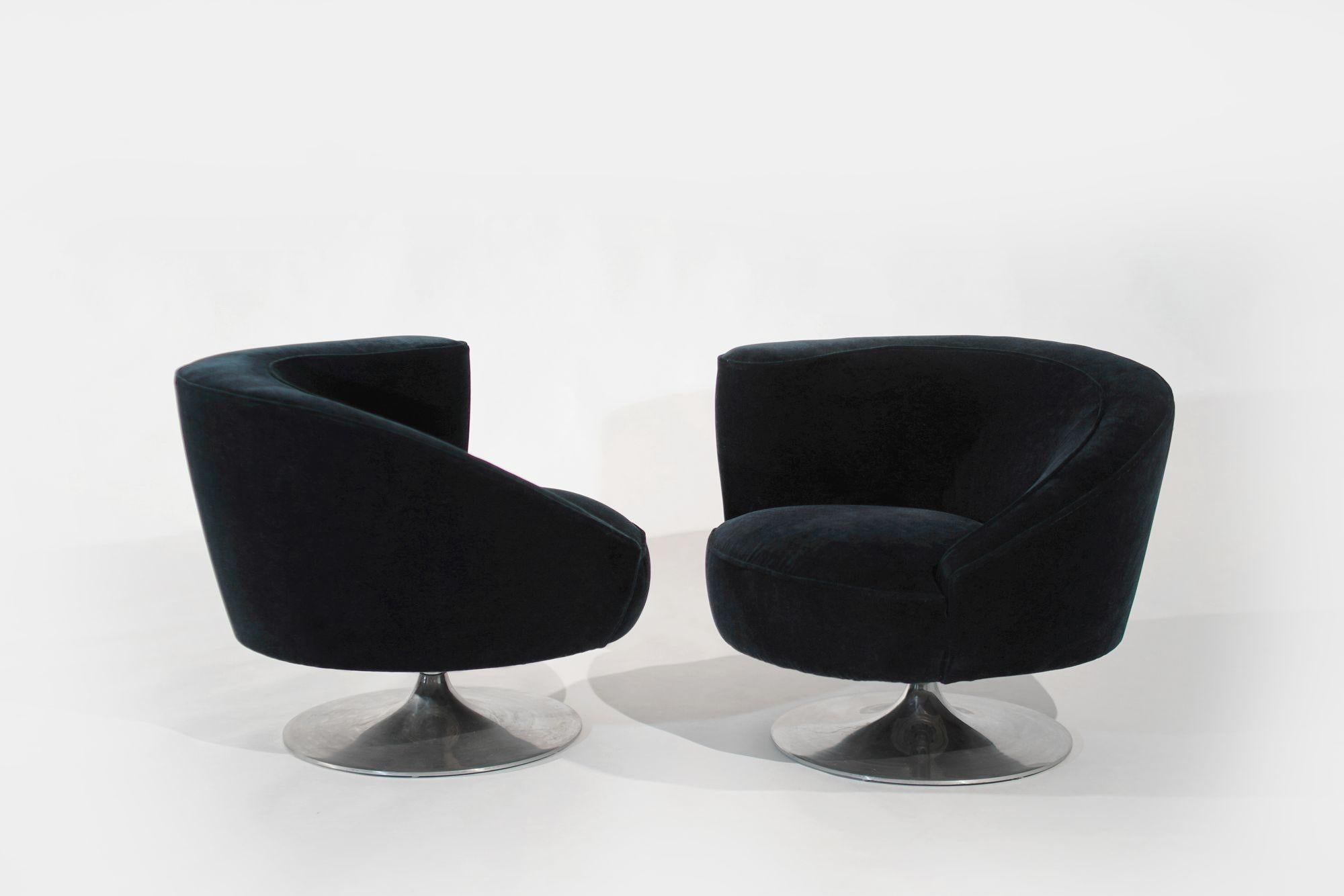 Mid-Century Modern Ensemble de chaises longues pivotantes de Vladimir Kagan en mohair. C. 1970s en vente