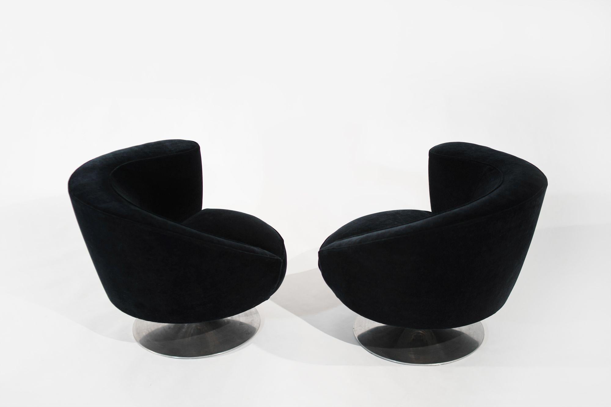 Américain Ensemble de chaises longues pivotantes de Vladimir Kagan en mohair. C. 1970s en vente