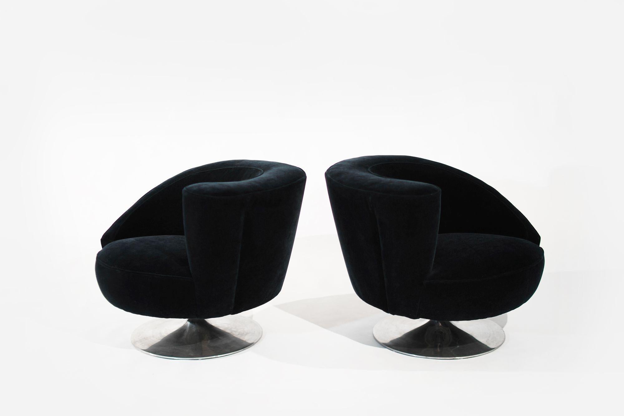 20ième siècle Ensemble de chaises longues pivotantes de Vladimir Kagan en mohair. C. 1970s en vente