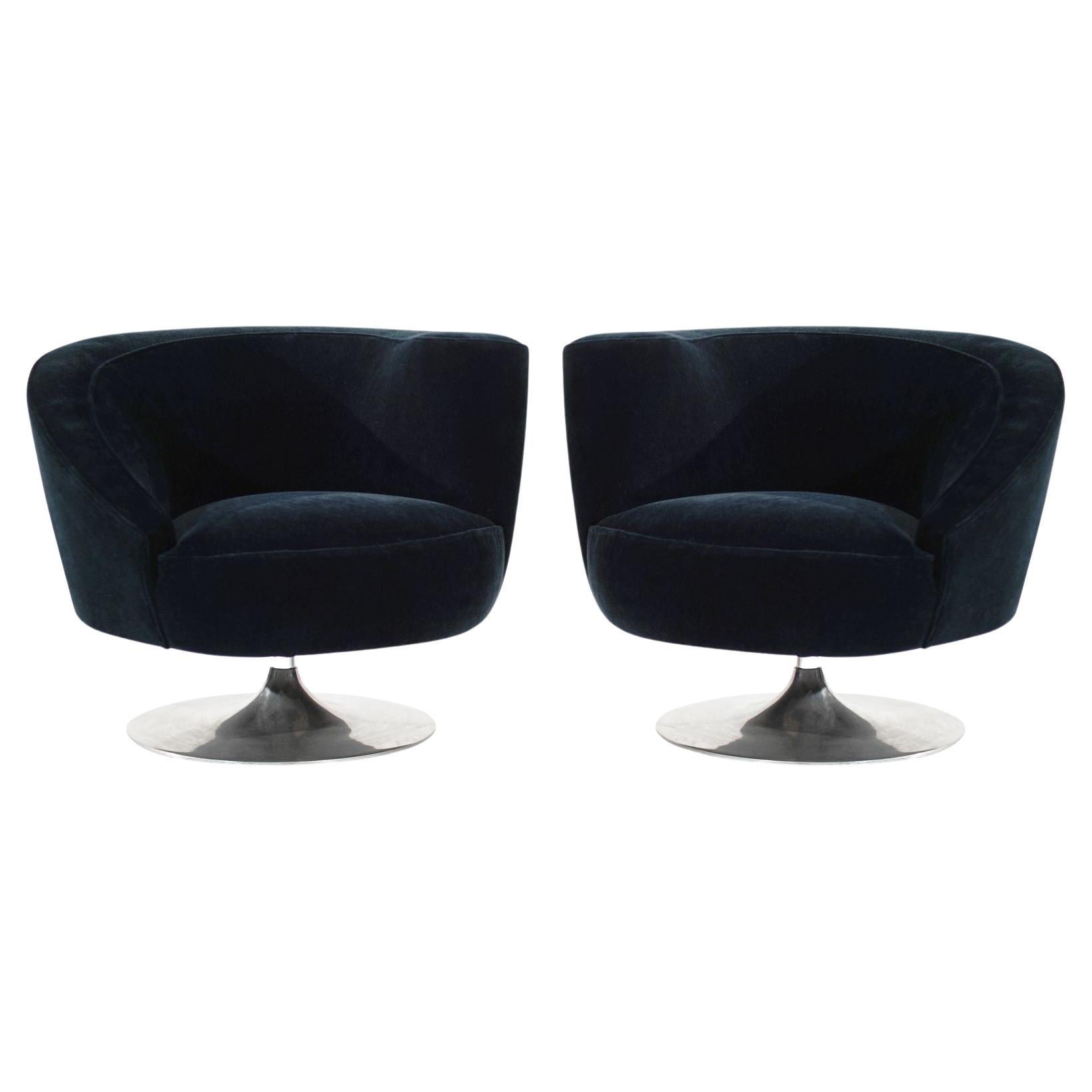 Ensemble de chaises longues pivotantes de Vladimir Kagan en mohair. C. 1970s en vente