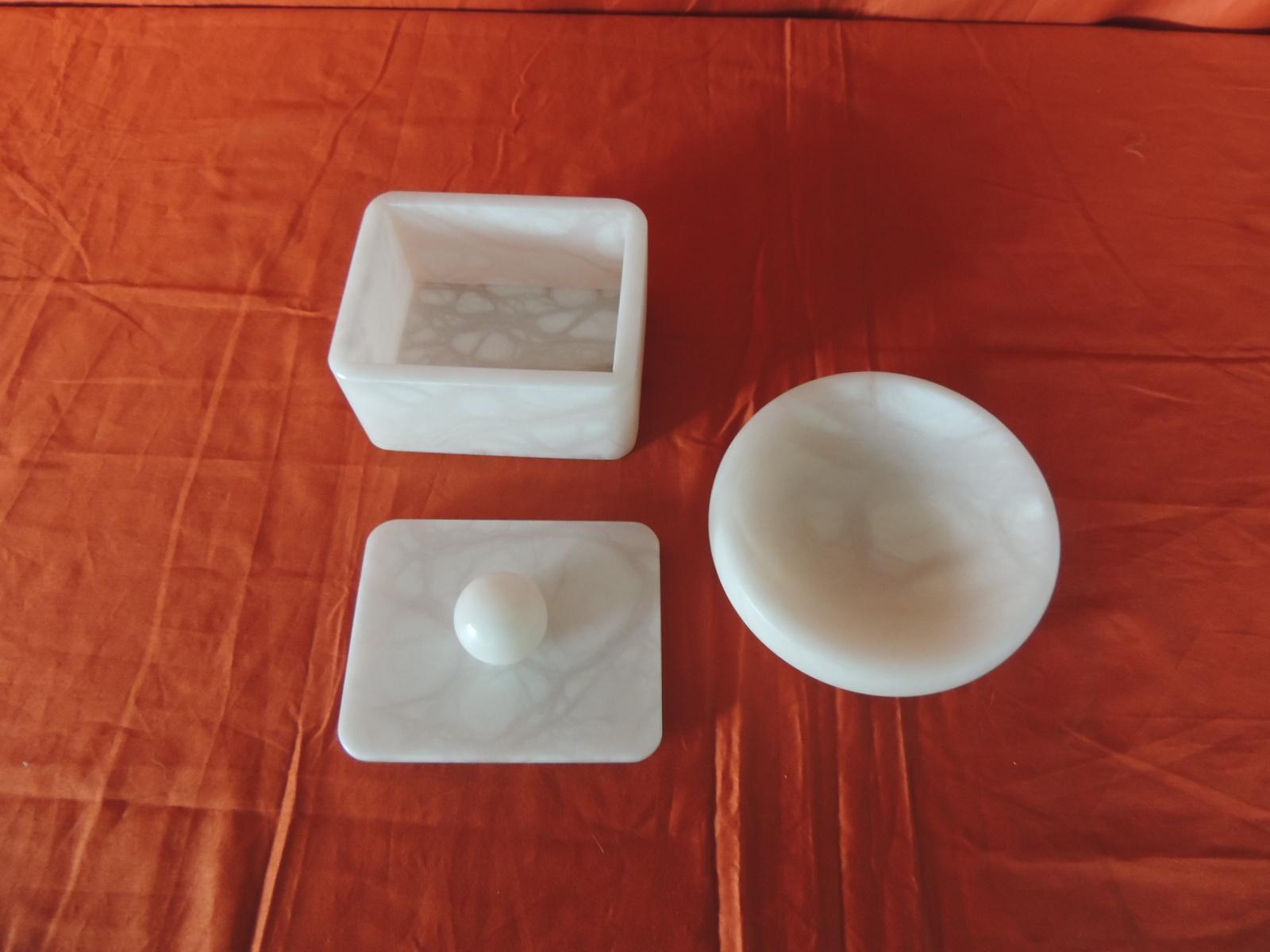 Mid-Century Modern Set of Covered box and Round Dish Italian Alabaster Decorative Accessories