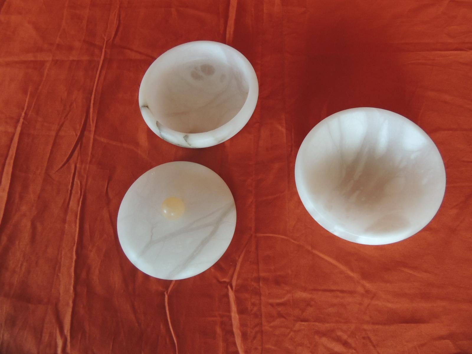 Mid-Century Modern Set of Covered Box and Round Dish Italian Alabaster Decorative Accessories