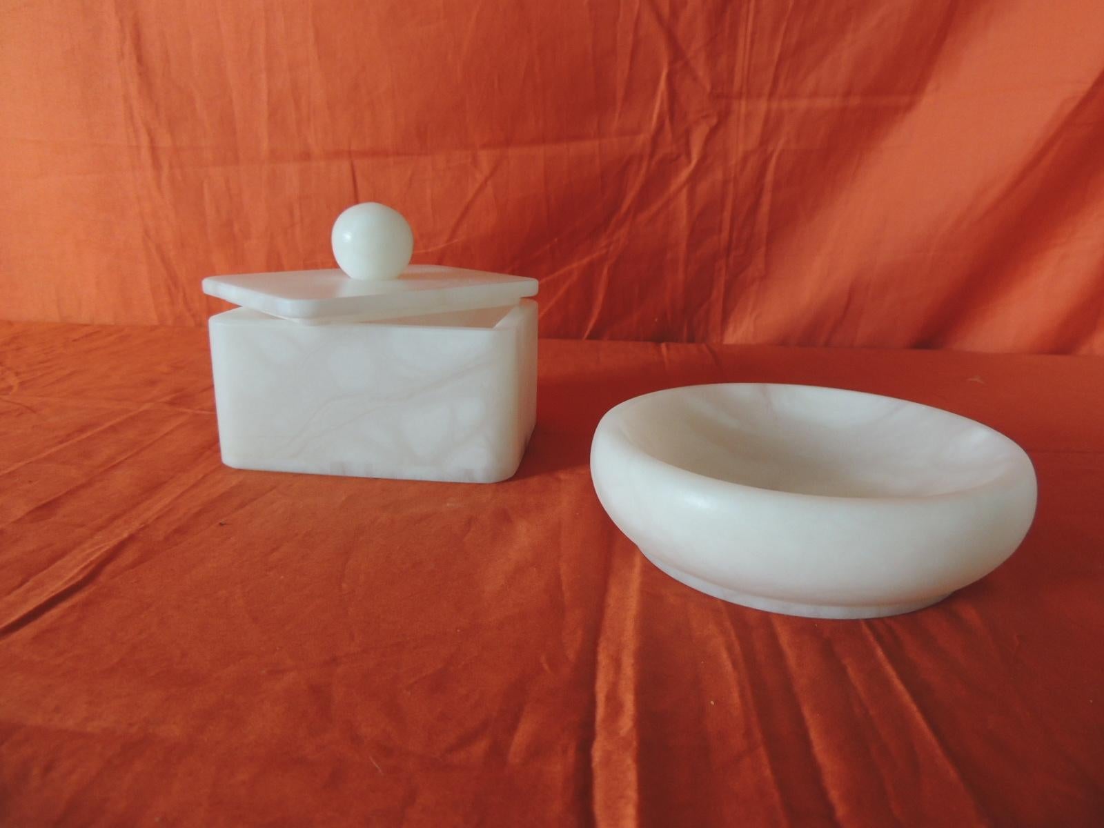 Set of Covered box and Round Dish Italian Alabaster Decorative Accessories In New Condition In Oakland Park, FL