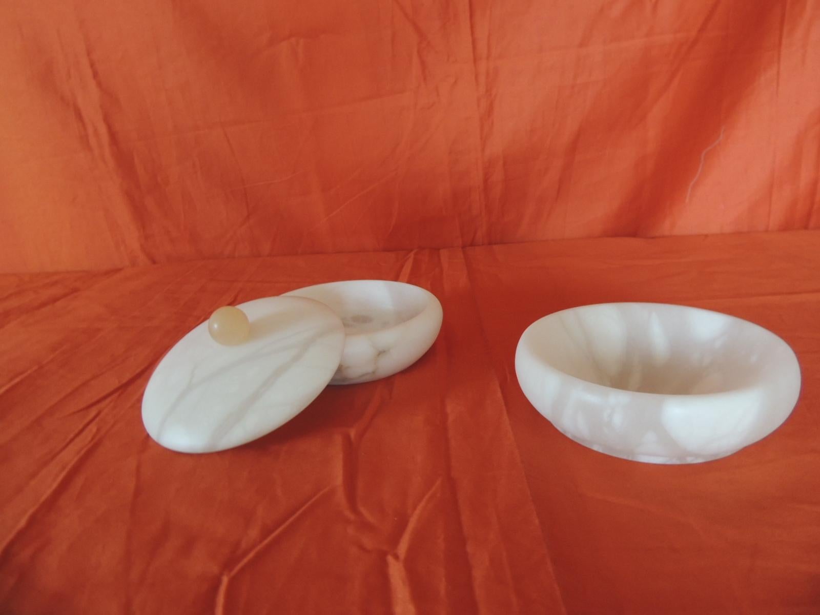 Hand-Crafted Set of Covered Box and Round Dish Italian Alabaster Decorative Accessories