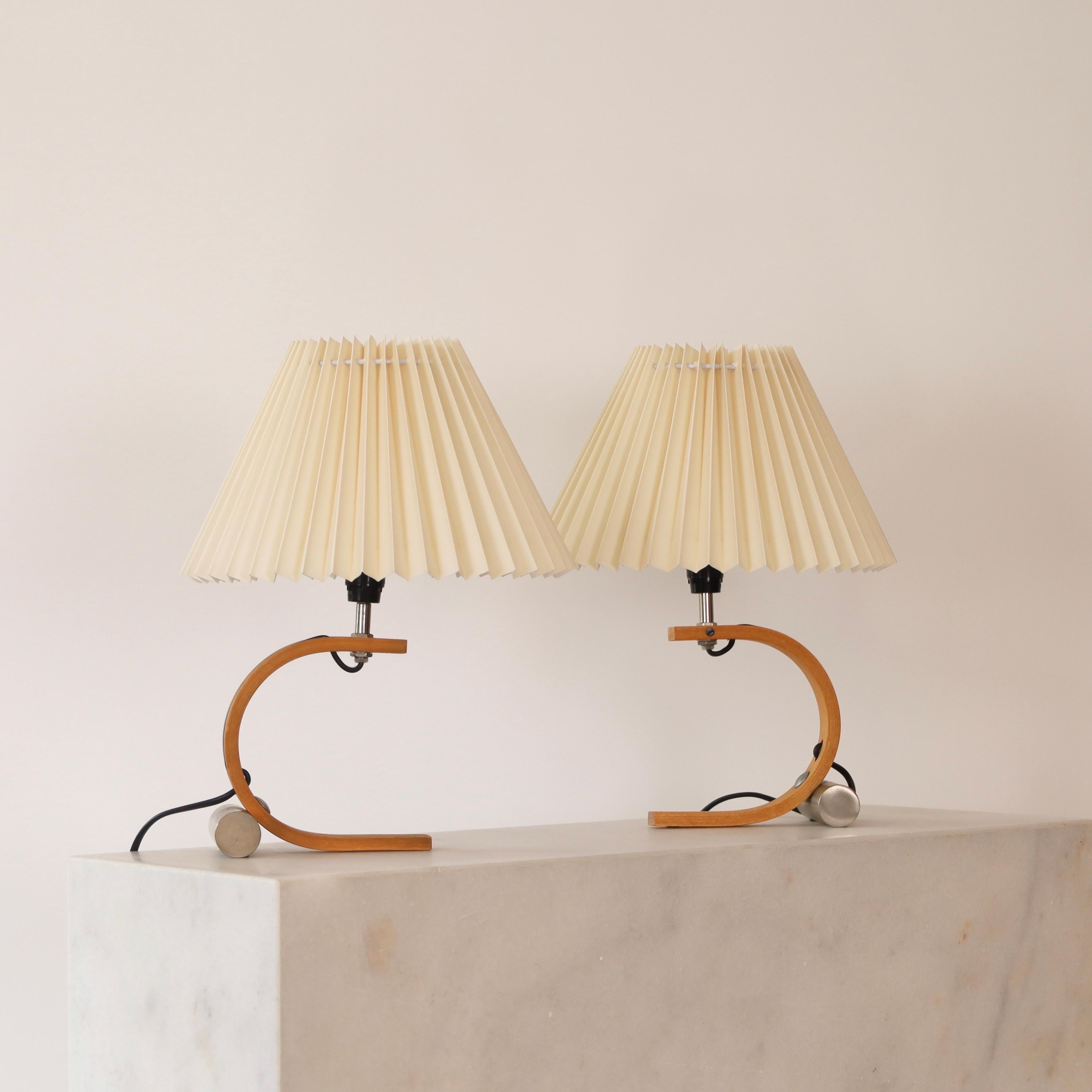 Tischlampen-Set aus gebogenem Buchenholz, entworfen von Mads Caprani in den späten 1970er Jahren für Caprani Light. Ein schönes Set für ein schönes Zuhause.

* Ein Satz (2) gebogener Buchenholz-Tischlampen mit plissierten Stoffschirmen zum
