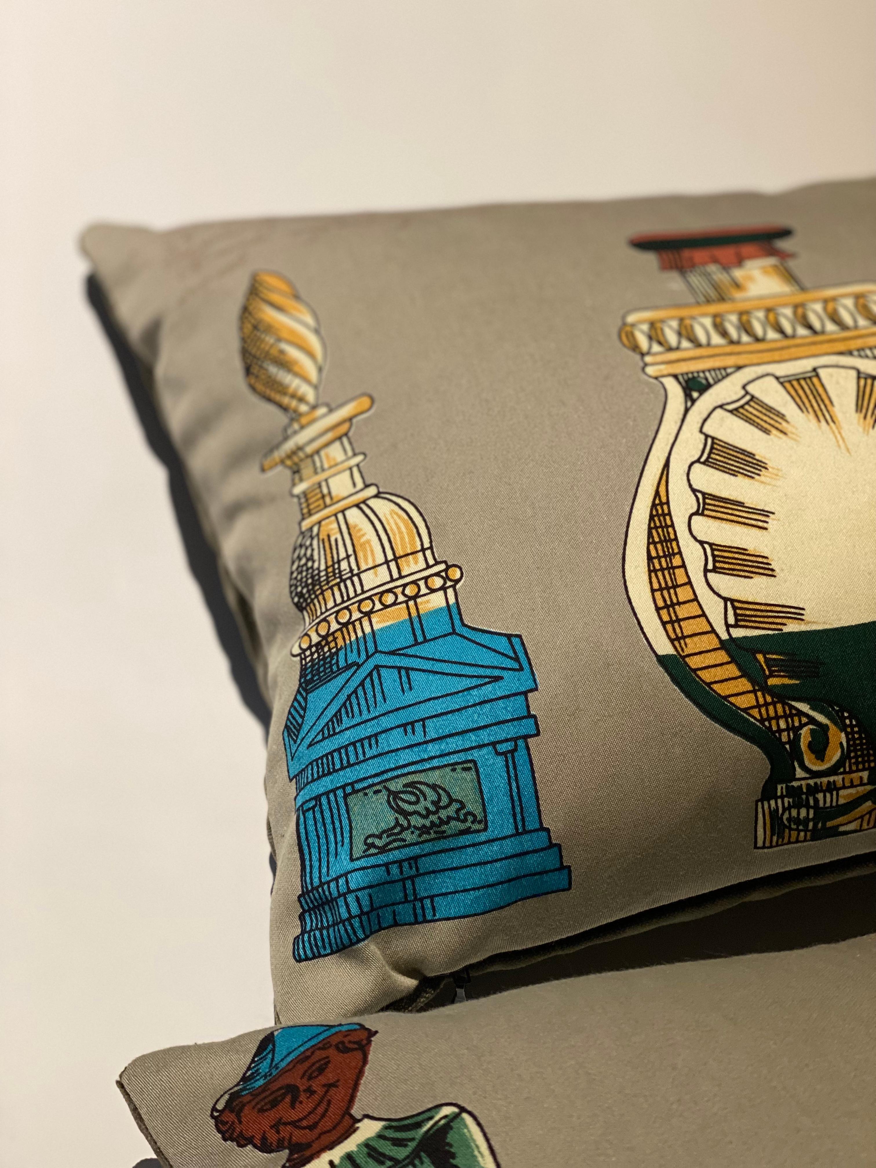 Hollywood Regency Set di cuscini, Bottiglie in grigio, Piero Fornasetti, Stile moderno di metà secolo in vendita