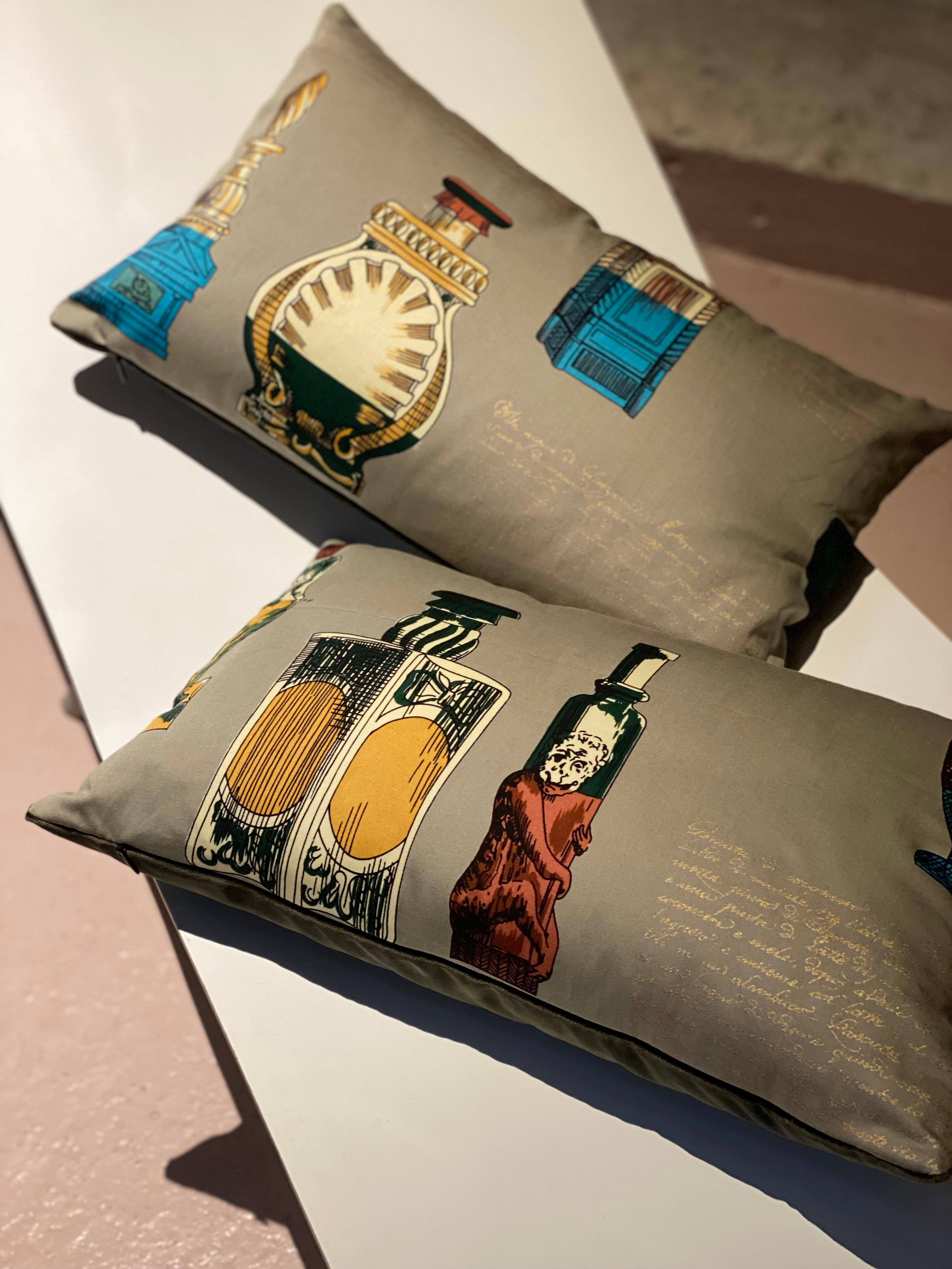 XX secolo Set di cuscini, Bottiglie in grigio, Piero Fornasetti, Stile moderno di metà secolo in vendita