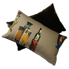 Ensemble de coussins Bottiglie en gris de Piero Fornasetti, style moderne du milieu du siècle dernier