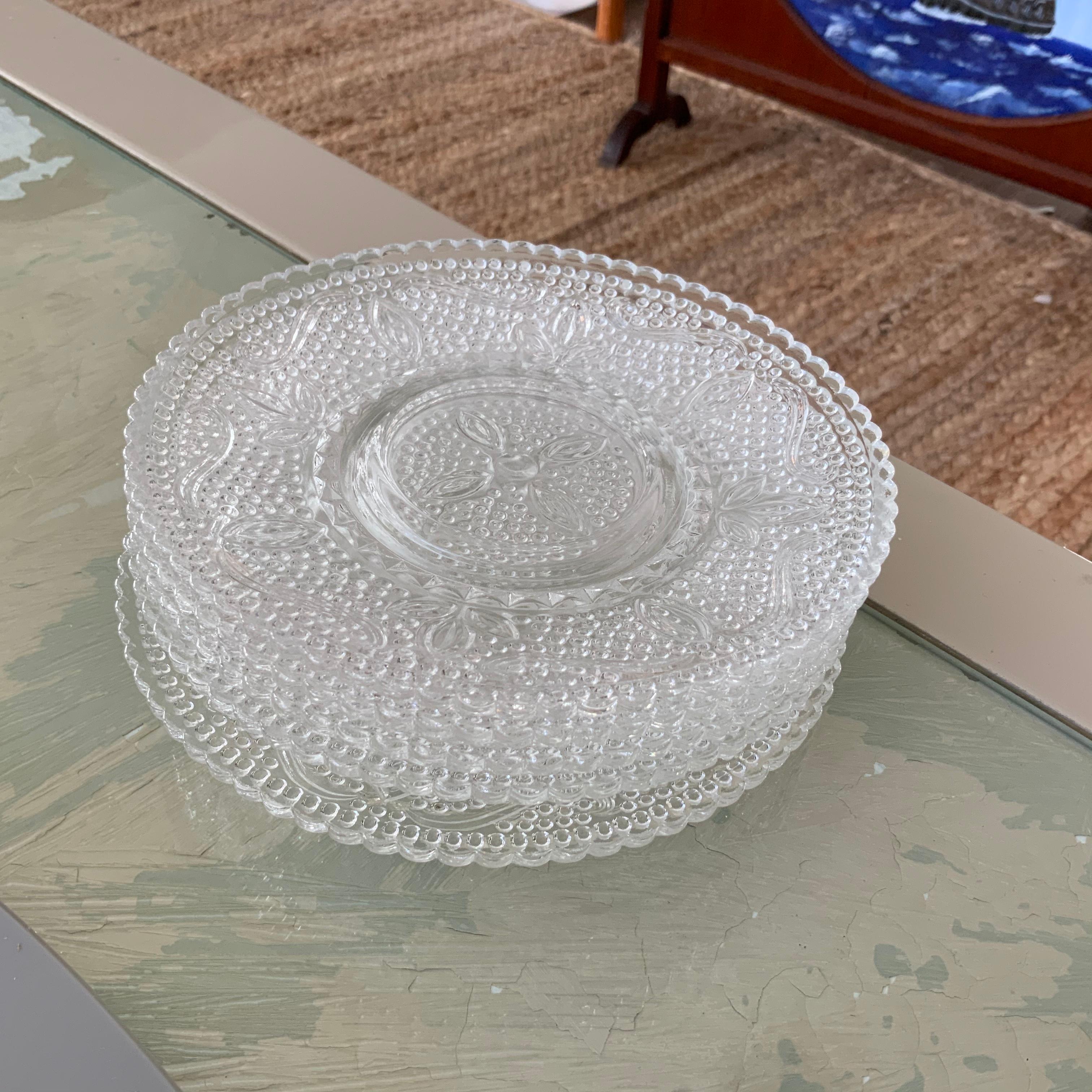 Un ensemble de magnifiques assiettes à salade en verre taillé vintage. Superposées à une assiette ou seules, ces pièces apporteront une touche d'élégance classique à n'importe quelle table. 

Dimensions :
5.75