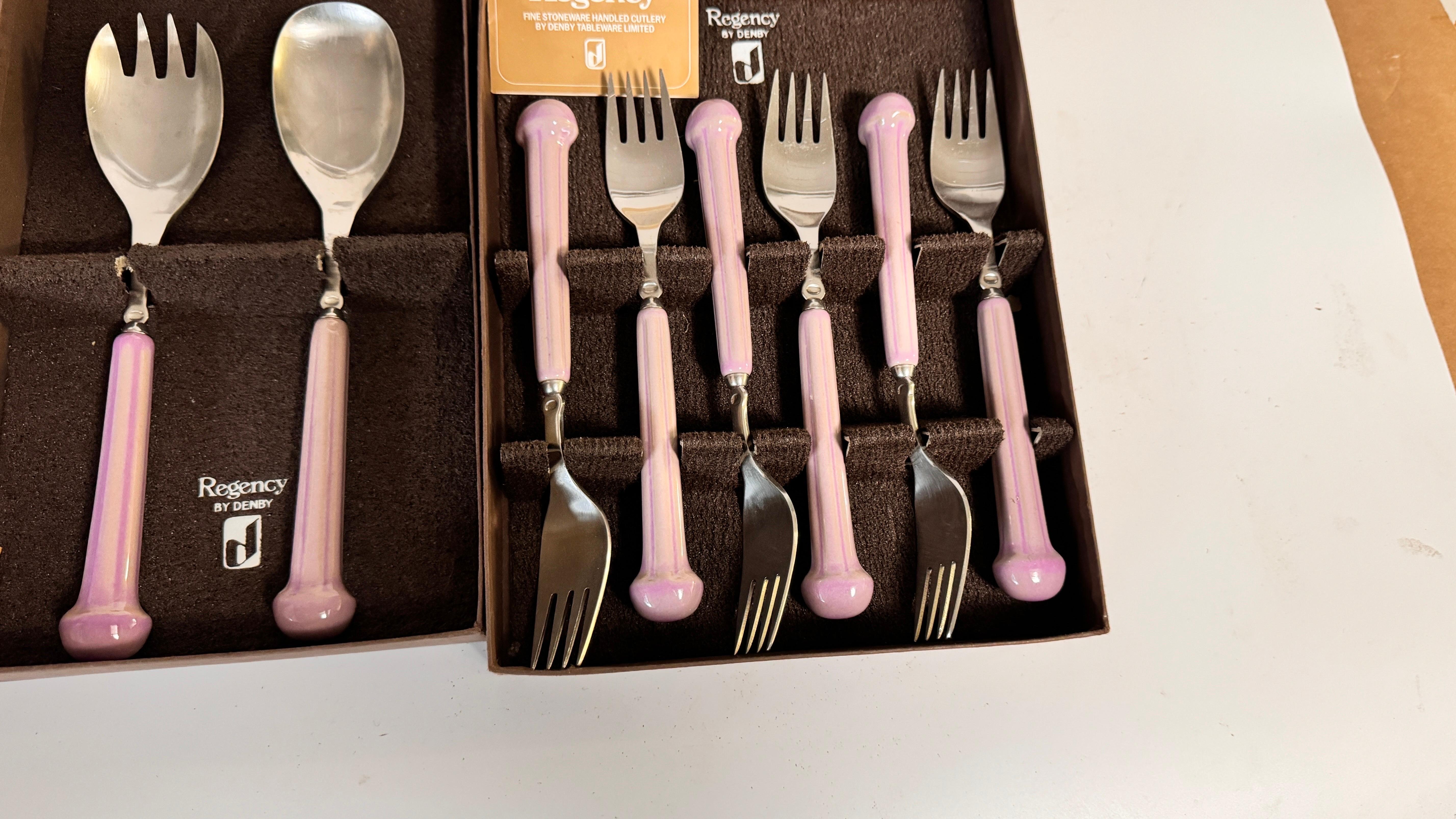 Juego de Cubiertos 31 Piezas de Metal y Baquelita Color Violeta Francia circa 1970 en venta 1