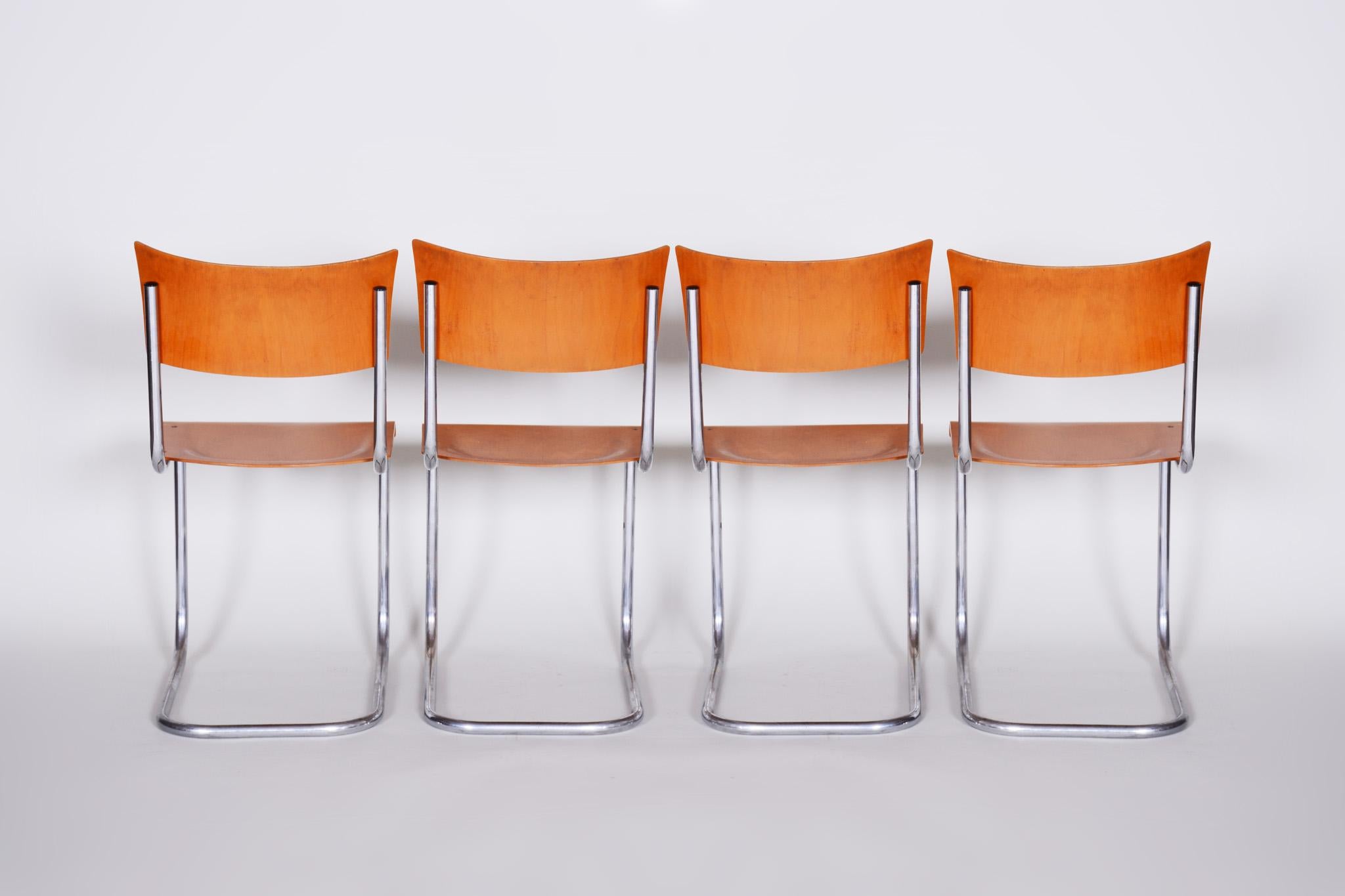 Chairs: 4 pcs
Style: Bauhaus.
Period: 1920-1929.
Material: Beech and chrome
Source: Czechia.





 