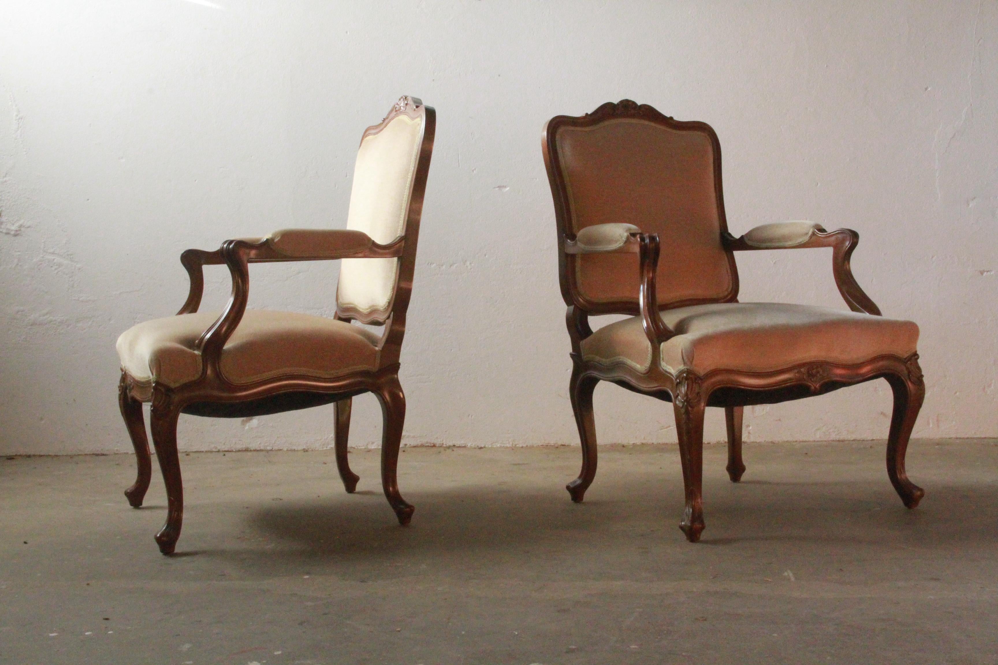 Cette chaise longue rococo en bois sculptée et décorée à la main, datant du milieu du XVIIIe siècle, incarne l'élégance française intemporelle. Elle s'inspire d'un fauteuil français classique, bien que cette chaise ait été fabriquée et produite au